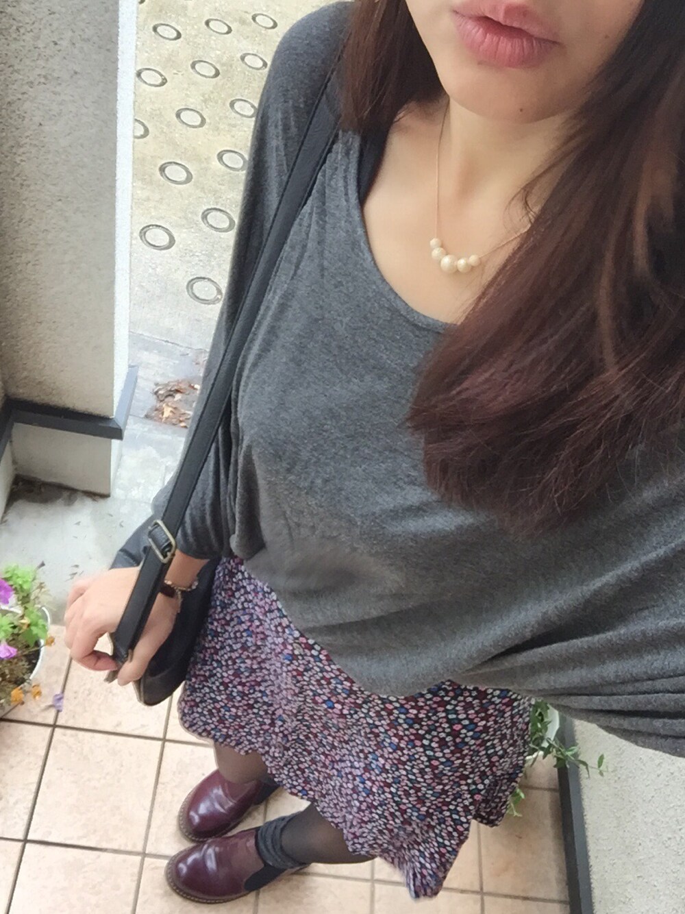 「雨の日コーデ、Tシャツ、プチプラ、花柄スカート、ｸﾞﾚｰ×ﾎﾞﾙﾄﾞｰ、タイツ×靴下」｜「FOREVER 21のアイテム（Tシャツ/カットソー、グレー系）」を使った、リンゴさん（レディース・161cm）の夏コーディネートの1枚目の写真