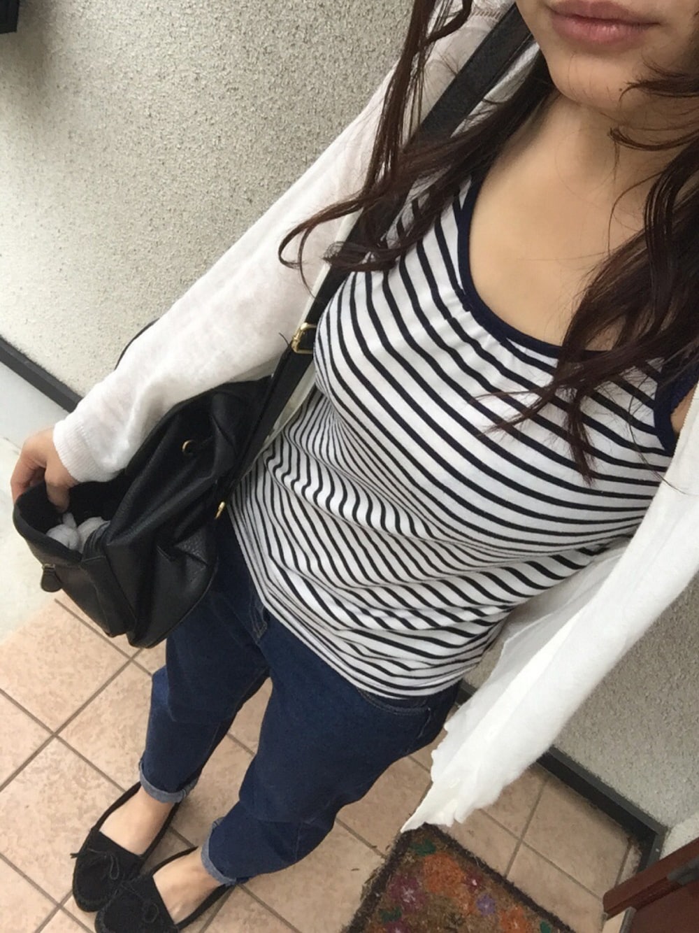 ホワイト系のカーディガン/ボレロ、ブルー系のデニムパンツ、ブラック系のモカシン/デッキシューズを着用したレディースの夏コーディネートの1枚目の写真