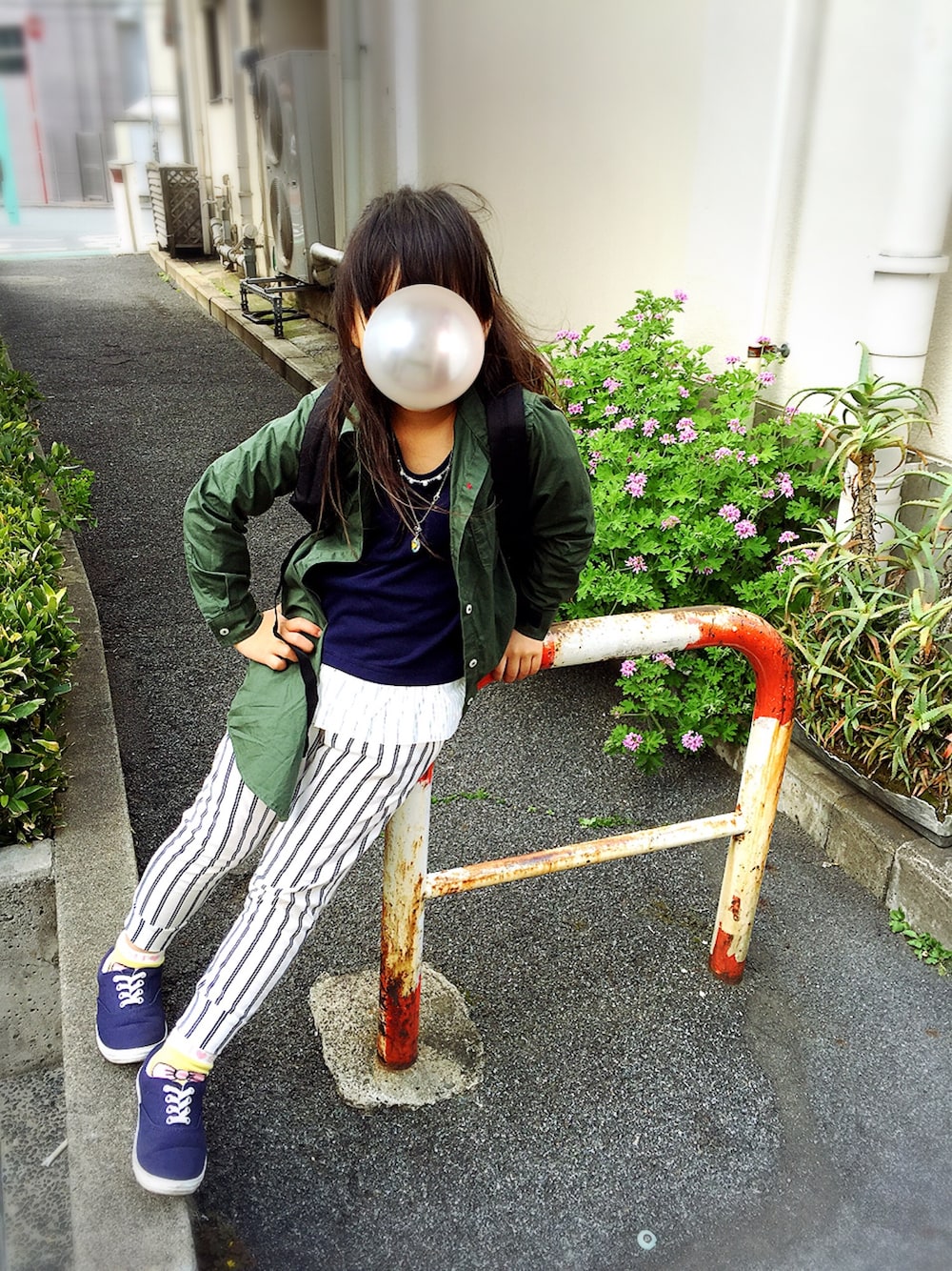 「GUのアイテム（ワンピース、グリーン系）」を使った、まつゆいさん（キッズ・110cm）の夏コーディネートの1枚目の写真