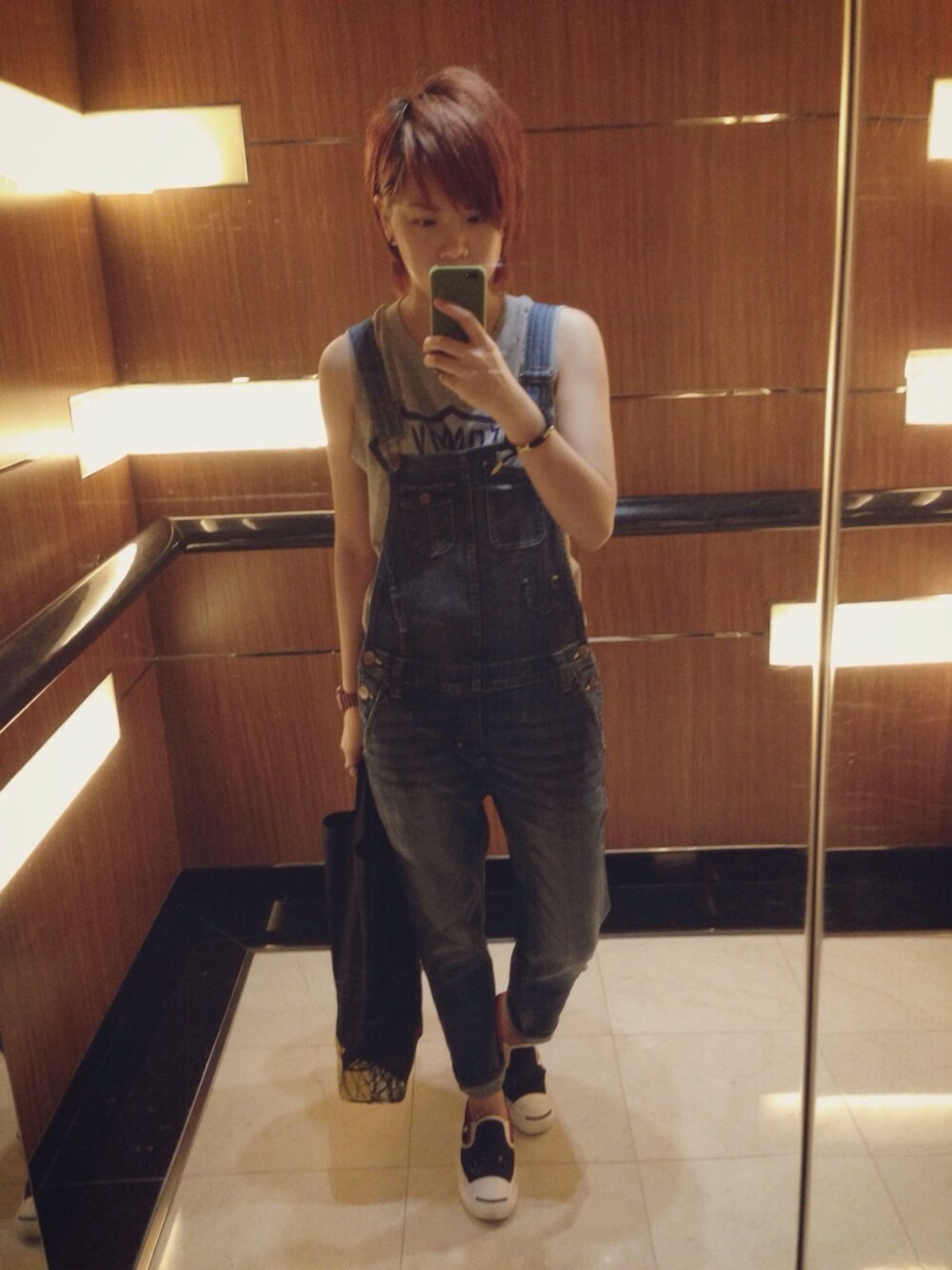 「TOMMY、tommyhers、converse、Slip-On、jack purcell、LEE、jeans」｜「Leeのアイテム（サロペット/オーバーオール、ブルー系）」を使った、Jayさん（レディース・166cm）の夏コーディネートの1枚目の写真