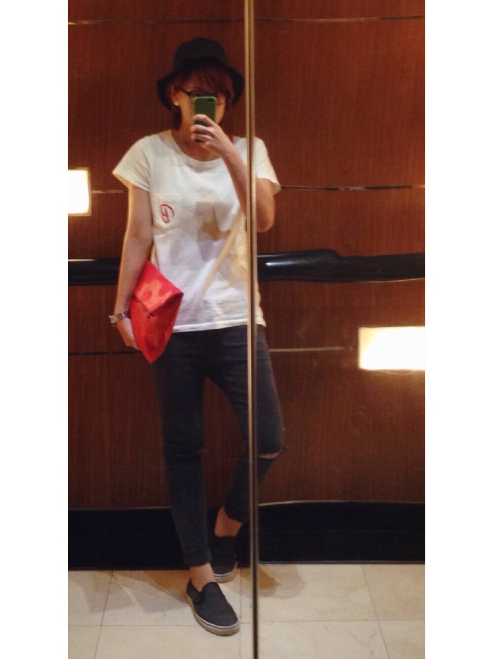 「FREAK’Ｓ STORE、POCKET TEE、VANS、slipon、clutchbag、red、TOPSHOP」｜「FREAK'S STOREの三上数馬氏 × 金子裕亮氏 別注クルーネックTシャツ（Tシャツ/カットソー、ホワイト系）」を使った、Jayさん（レディース・166cm）の夏コーディネートの1枚目の写真