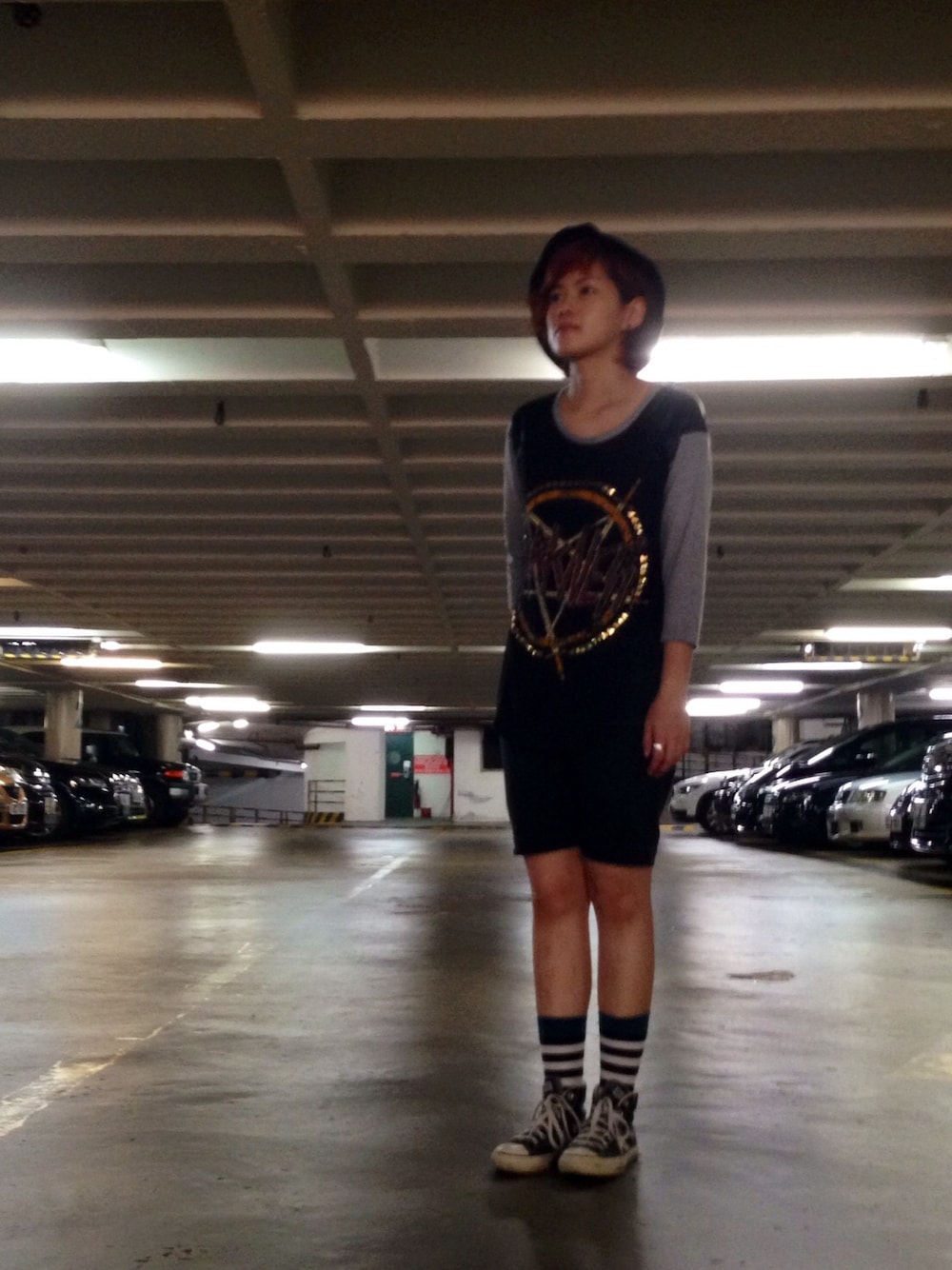 「converse、H&M、gladnews」｜「GLADNEWSのアイテム（Tシャツ/カットソー、ブラック系）」を使った、Jayさん（メンズ・166cm）の夏コーディネートの1枚目の写真