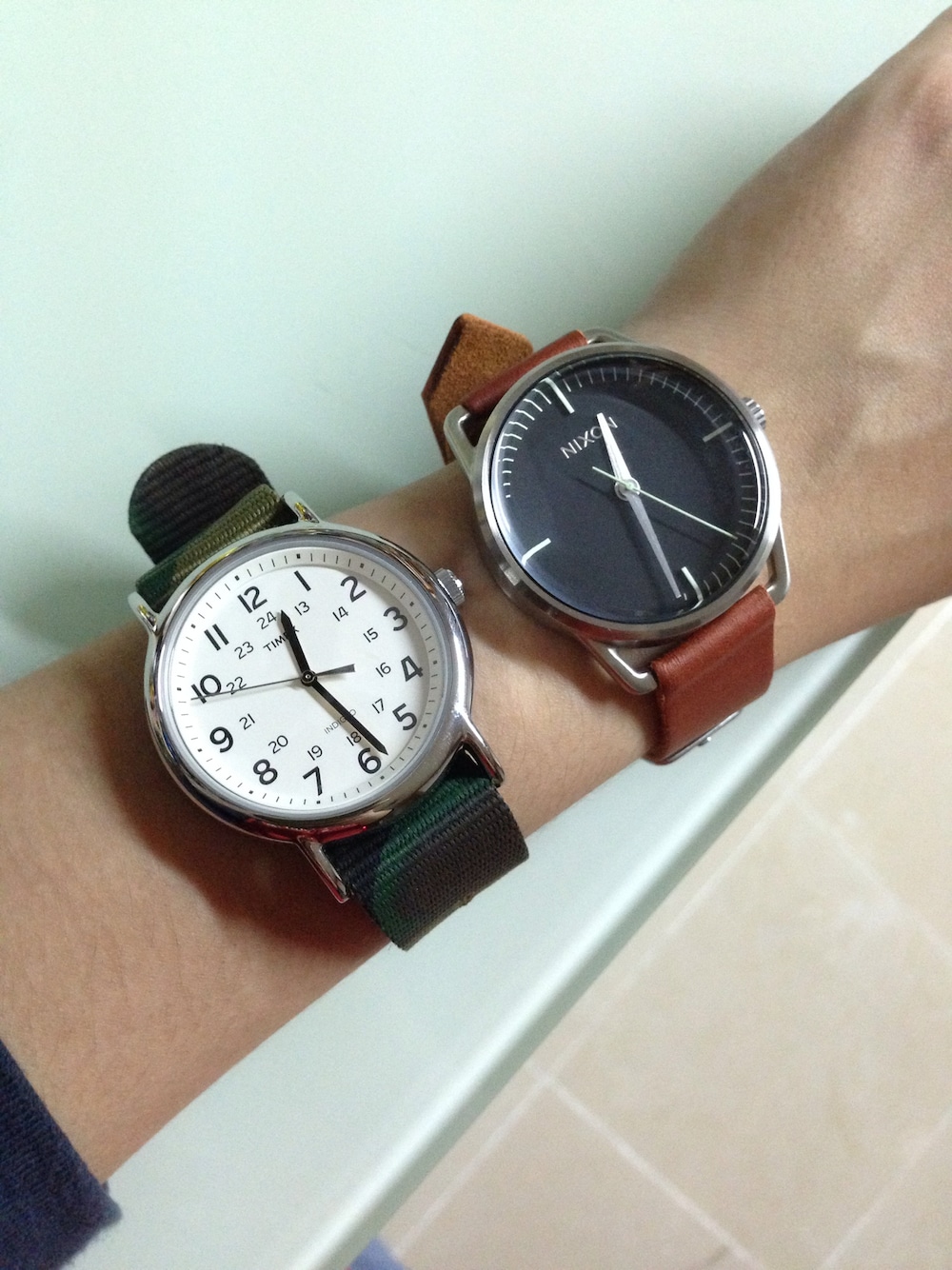 「NIXON、TIMEX、watch」｜「NIXONのTHE MELLOR（アナログ腕時計、ブラウン系）」を使った、Jayさん（レディース・166cm）の夏コーディネートの1枚目の写真