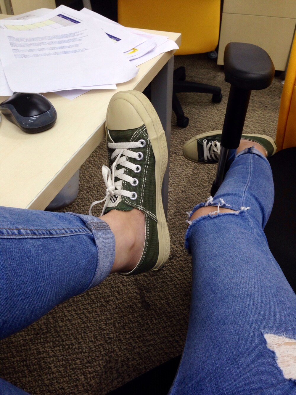 「work、working style、TOPSHOP、jeans、skinny、skinny jeans、green、converse、ALL STAR」｜「CONVERSEのCONVERSE ALL STAR ESPA-RUBBER CT OX（スニーカー、グリーン系）」を使った、Jayさん（レディース・166cm）の秋コーディネートの1枚目の写真