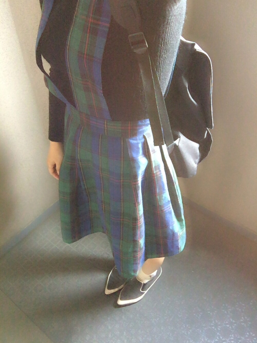 ブラック系のニット/セーター、グリーン系のサロペット/オーバーオール、グレー系のその他シューズを着用したレディースの秋コーディネートの1枚目の写真