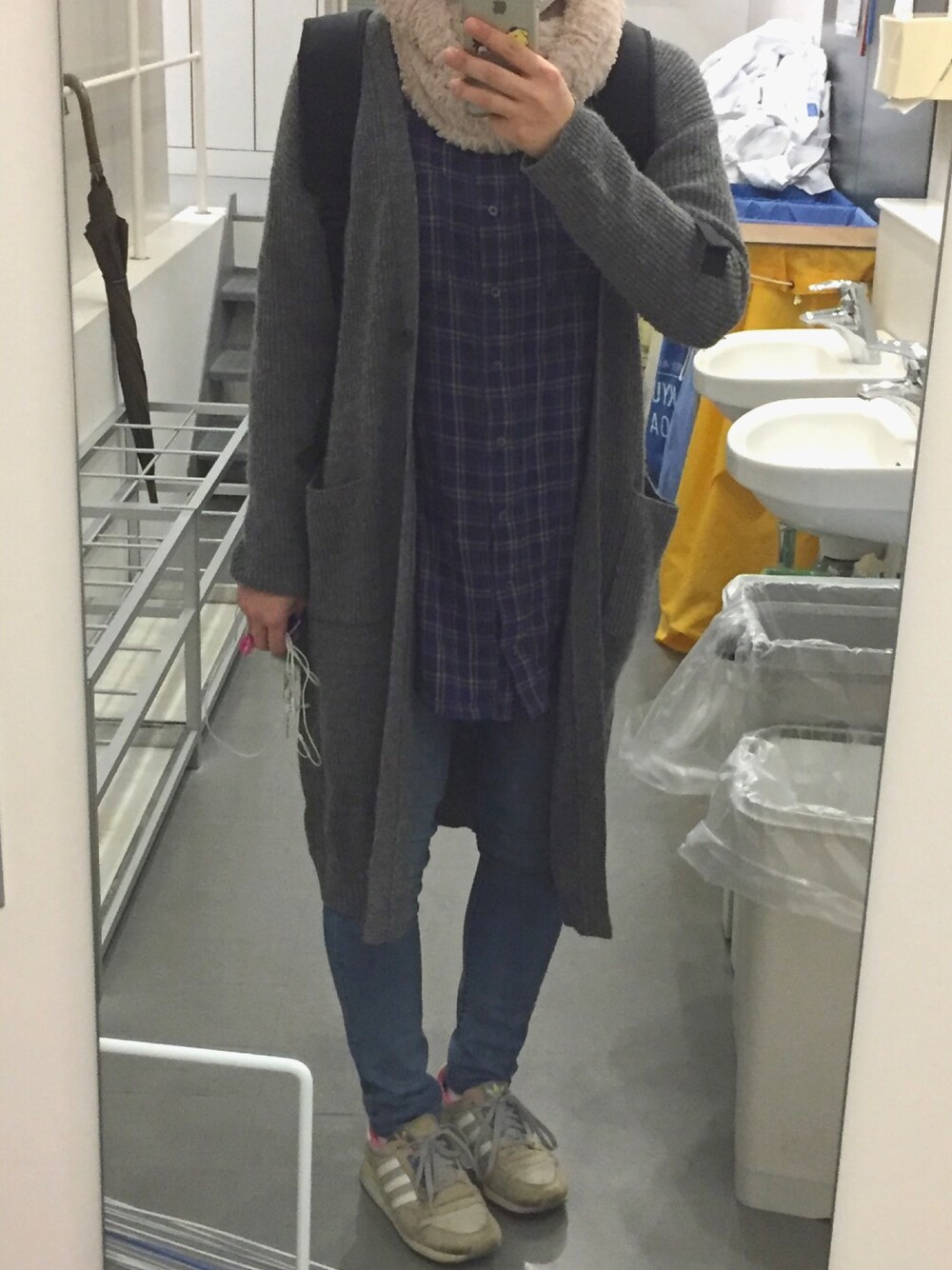 「UNIQLOのWOMEN ウルトラストレッチジーンズA（デニムパンツ、ブルー系）」を使った、なかさん（レディース・160cm）の秋コーディネートの1枚目の写真