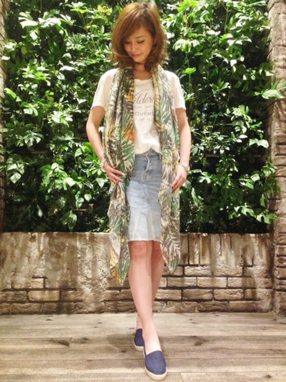「スカート、ストール、goa、ホワイト、Tシャツ、白、ボタニカル柄、エスパドリーユ、白Tシャツ、Tシャツ×デニム」｜「goaのカラフルリーフ柄ストール×プリントTシャツ SET（アンサンブル、ホワイト系）」を使った、goa心斎橋店STAFFさん（レディース・164cm）の夏コーディネートの1枚目の写真
