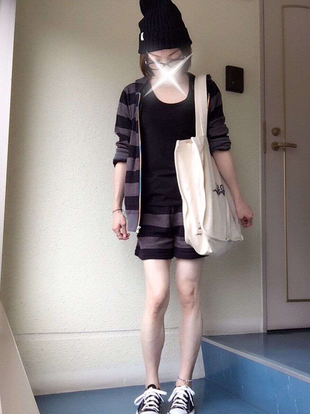 ブルー系のパーカー、ブラック系のTシャツ/カットソー、ブラック系のスニーカーを着用したレディースの夏コーディネートの1枚目の写真