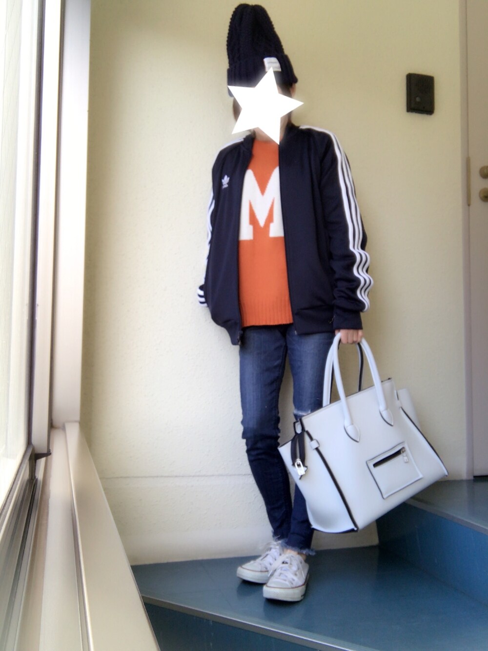 ブルー系のジャージ、オレンジ系のニット/セーター、ブルー系のデニムパンツを着用したレディースの秋コーディネートの1枚目の写真