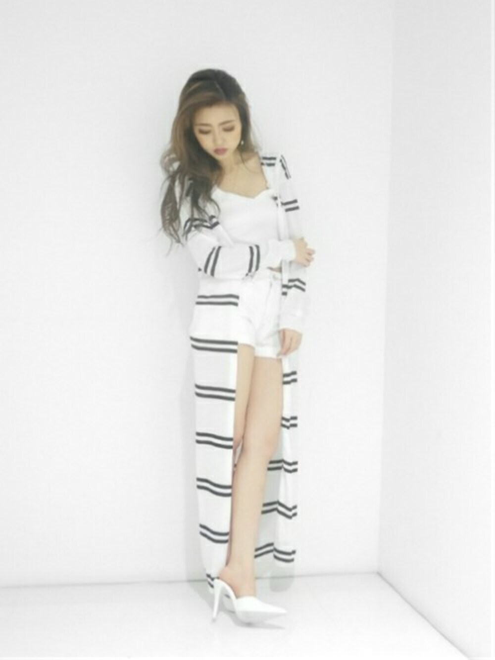「ボーダー、ホワイト、オールホワイト、ロングカーディガン、ootd、GYDA、outfit、code、yumaika」｜「GYDAのフードロングニットCD（ニット/セーター、ブラック系）」を使った、ゆまいかさん（レディース・160cm）の春コーディネートの1枚目の写真