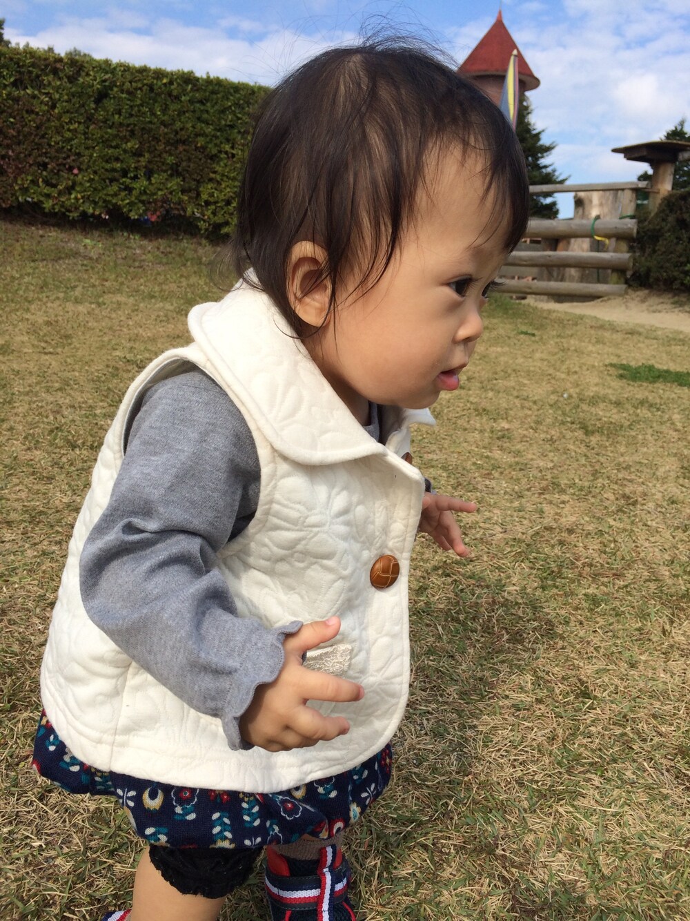 「前髪ぱっつん、白ベスト」｜「ばぁばより。のアイテム（ベスト、ホワイト系）」を使った、Hiiinyaさん（キッズ・70cm）の秋コーディネートの1枚目の写真