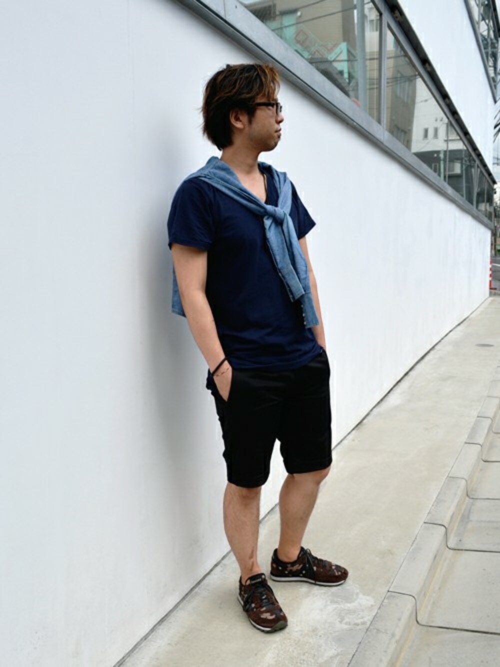 ブルー系のTシャツ/カットソー、ブルー系のシャツ/ブラウスを着用したメンズの夏コーディネートの1枚目の写真