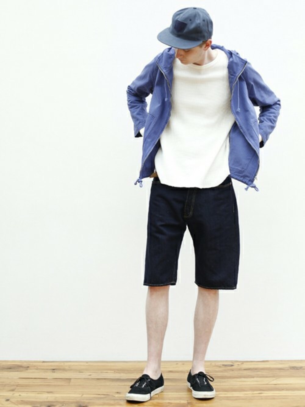 ブルー系のデニムパンツ、ブルー系のその他アウター、ブルー系のキャップを着用したメンズの夏コーディネートの1枚目の写真