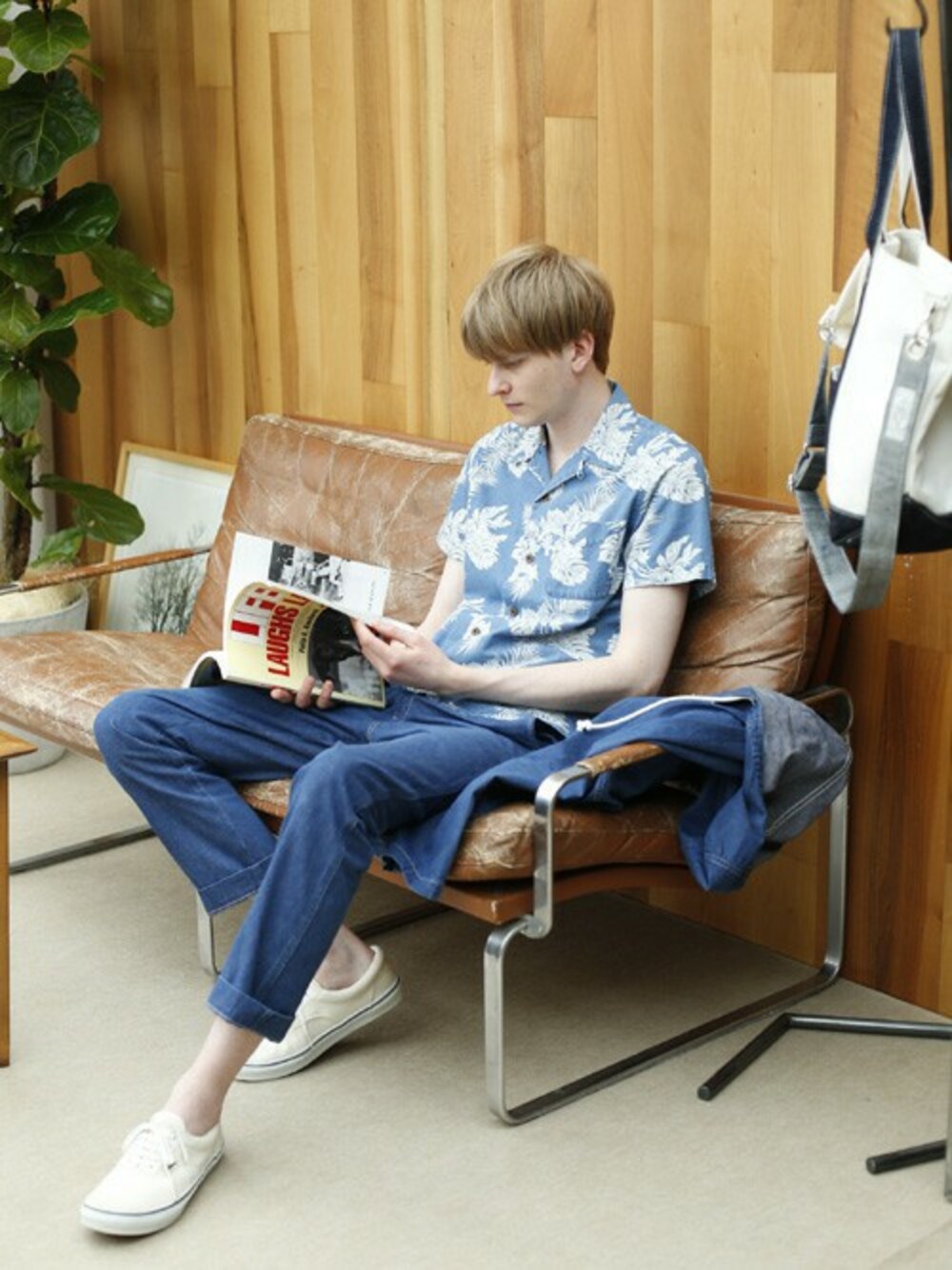 「デニム、トートバッグ、VANS、Denime、バンズ、トラウザーパンツ、デニムオンデニム、インディゴ染め、マリンパーカー、アロハシャツ」｜「Denimeの【DENIMExNOMAD】TOTE L（トートバッグ、ブルー系）」を使った、DenimeWebStoreさん（メンズ・184cm）の夏コーディネートの1枚目の写真