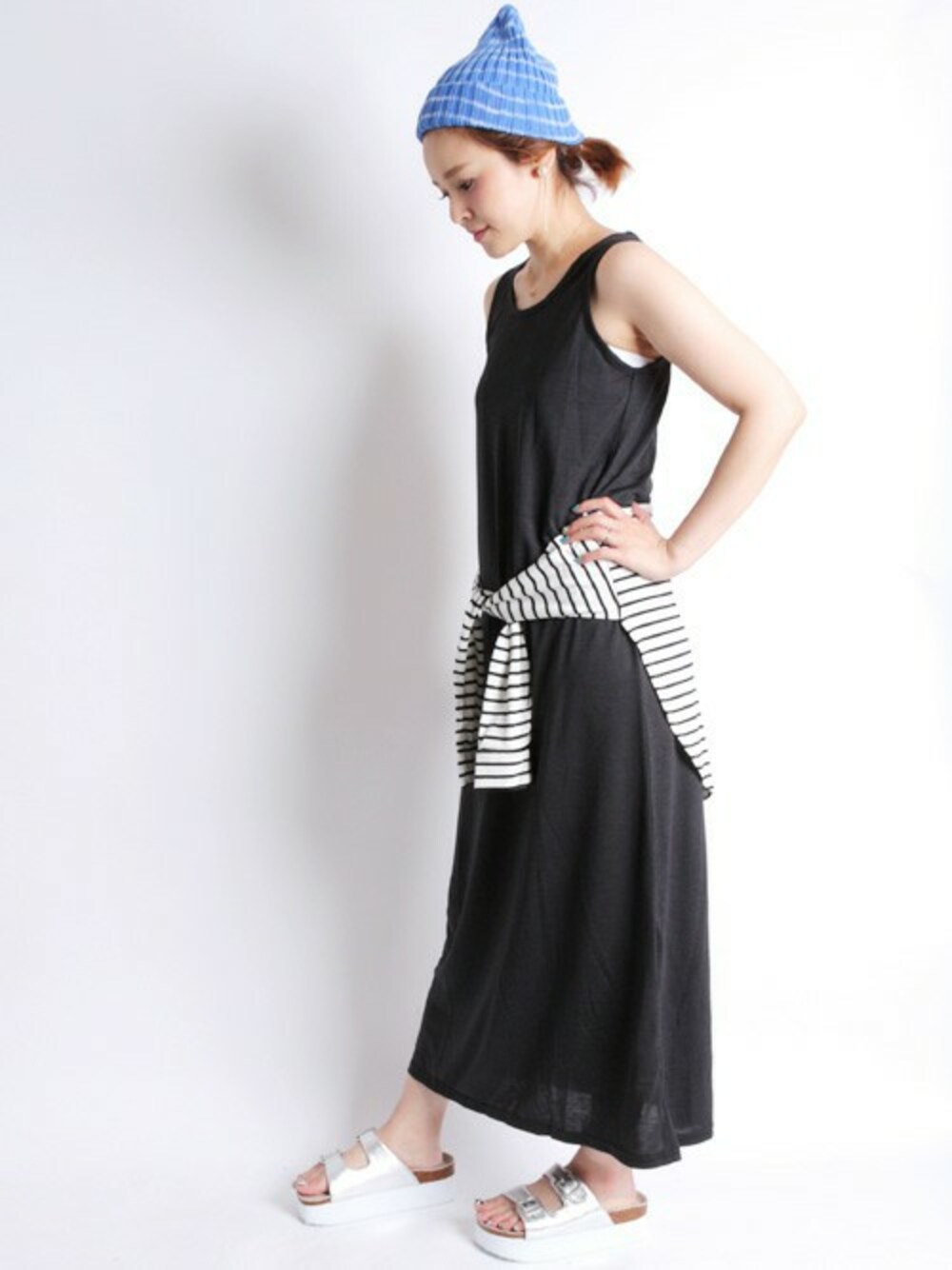 ブラック系のワンピース、ブルー系のニットキャップ/ビーニーを着用したレディースの夏コーディネートの1枚目の写真
