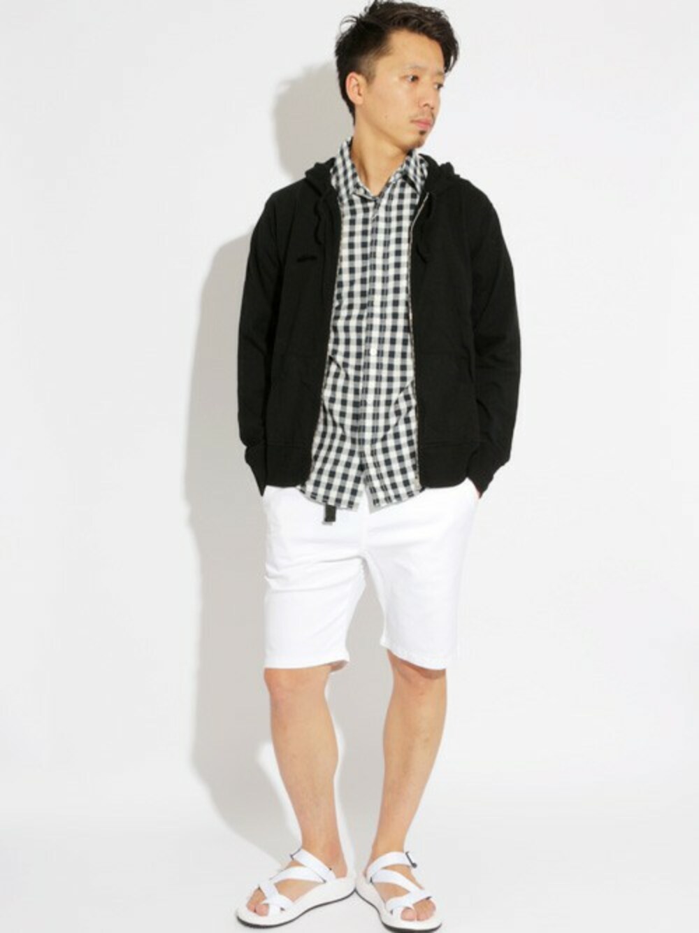 「Denime、ホワイト、パーカー、ギンガムチェック、ショーツ、GRAMICCI、スポーツサンダル、半袖シャツ」｜「DenimeのBASIC CUT FULL ZIP PARKA（パーカー、ブラック系）」を使った、DenimeWebStoreさん（メンズ・176cm）の夏コーディネートの1枚目の写真