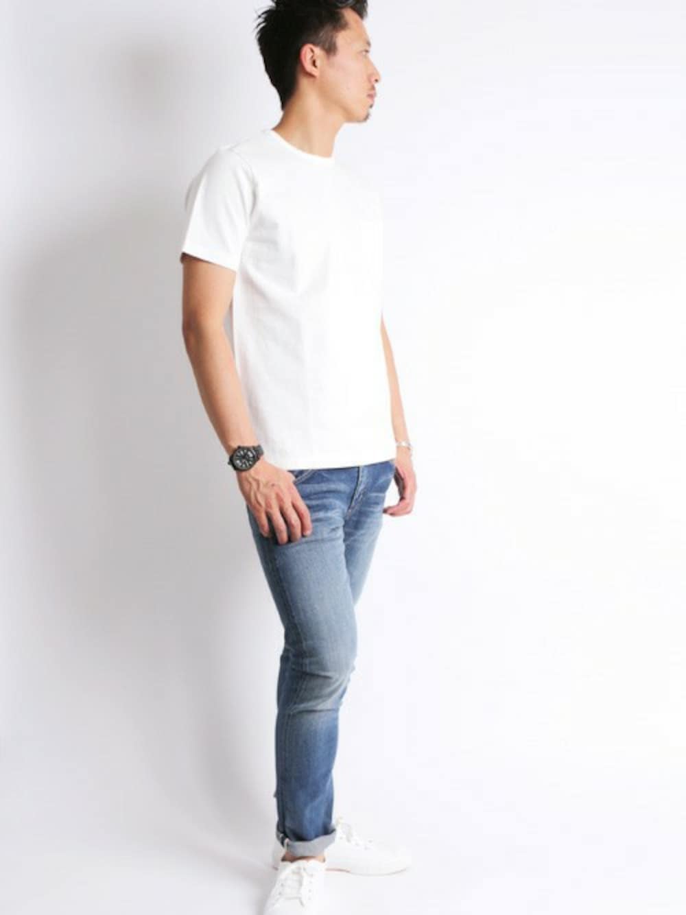 ホワイト系のスニーカー、ブルー系のデニムパンツ、ホワイト系のTシャツ/カットソーを着用したメンズの夏コーディネートの1枚目の写真