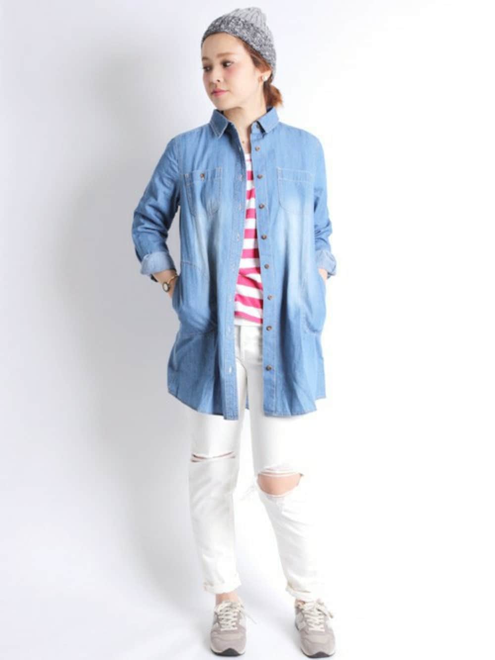 ホワイト系のデニムパンツ、ピンク系のタンクトップ、ブルー系のワンピースを着用したレディースの夏コーディネートの1枚目の写真