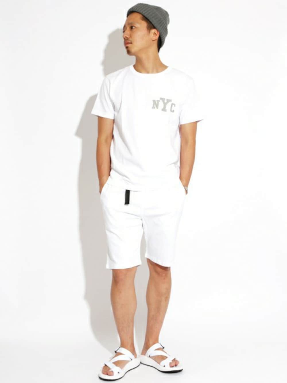 「Denime、ホワイト、ニット帽、Tシャツ、ストレッチパンツ、ショーツ、ワンポイント、ホワイトコーデ、スポーツサンダル、FRUIT OF THE LOOM」｜「Gramicciの【GRAMICCI 】CACTUS FLIP（サンダル、ホワイト系）」を使った、DenimeWebStoreさん（メンズ・176cm）の夏コーディネートの1枚目の写真