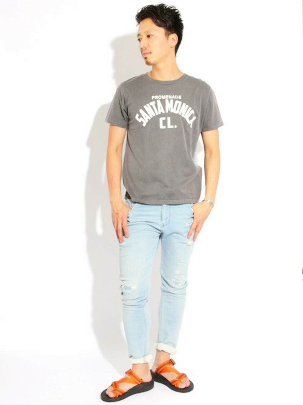 「スウェットパンツ、Denime、プリントT、クラッシュデニム、GRAMICCI、スポーツサンダル、FRUIT OF THE LOOM」｜「Gramicciの【GRAMICCI 】CACTUS FLIP（サンダル、オレンジ系）」を使った、DenimeWebStoreさん（メンズ・176cm）の夏コーディネートの1枚目の写真