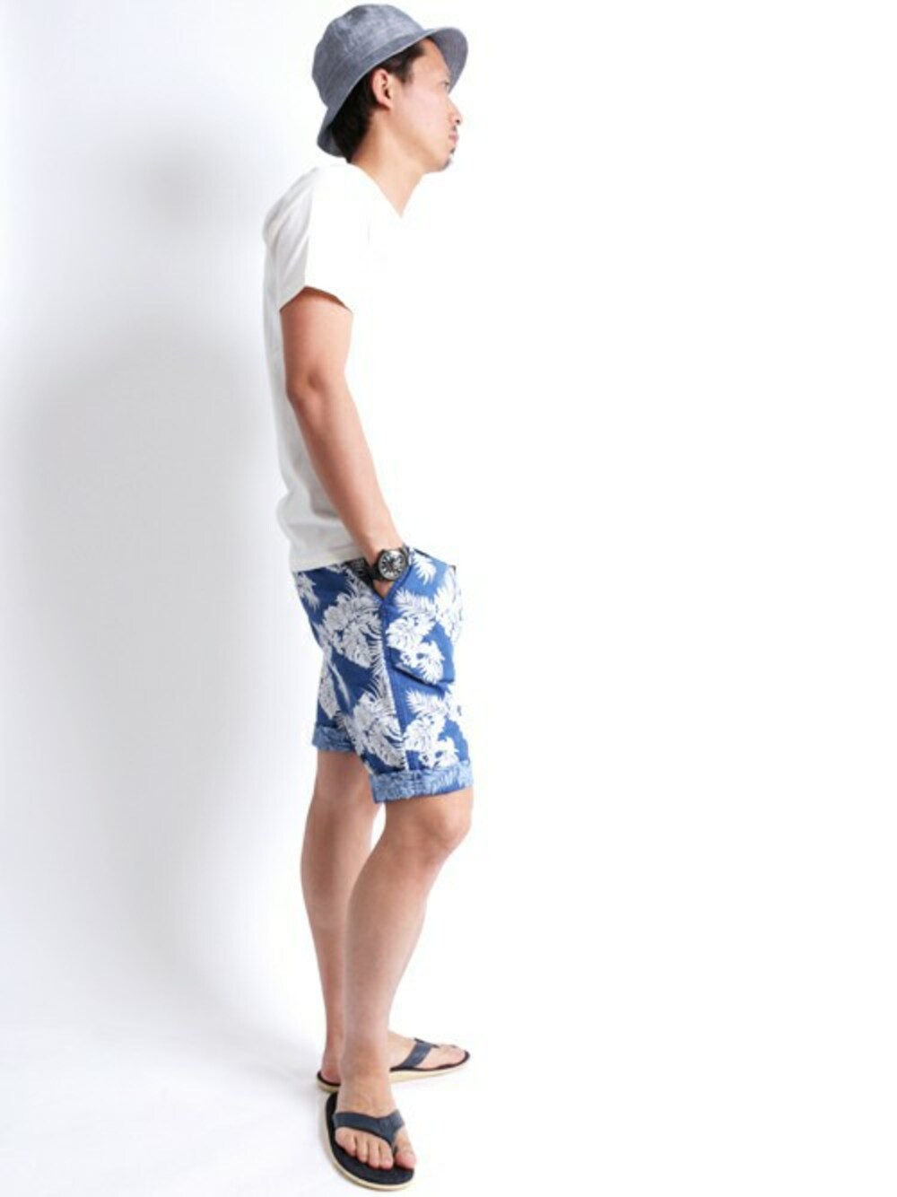 ホワイト系のTシャツ/カットソー、ブルー系のその他パンツ、ブルー系のハットを着用したメンズの夏コーディネートの1枚目の写真