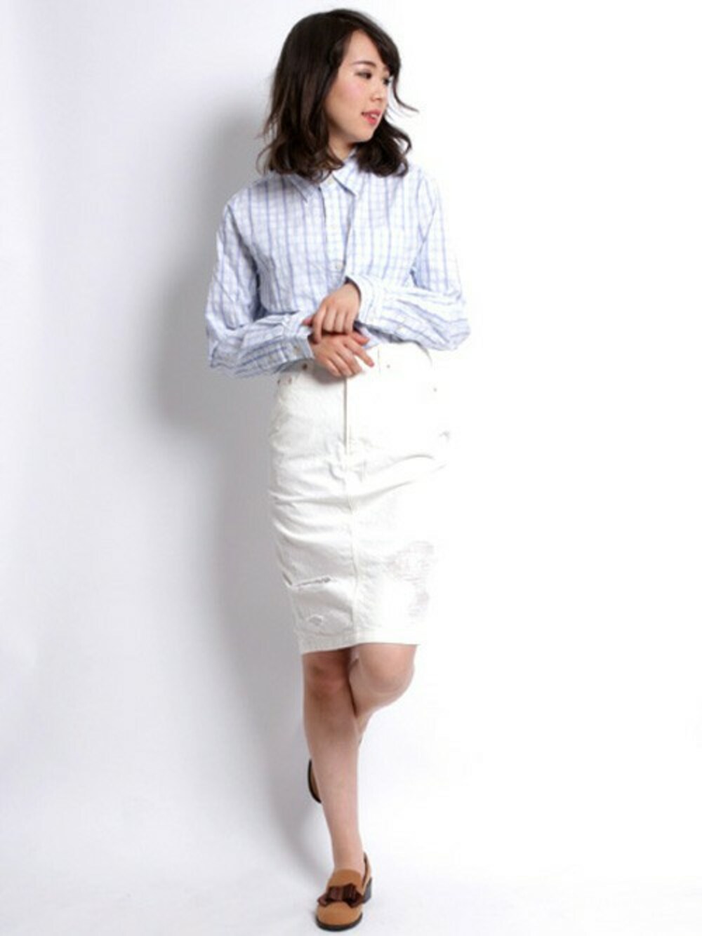 ブルー系のシャツ/ブラウス、ホワイト系のデニムスカートを着用したレディースの夏コーディネートの1枚目の写真