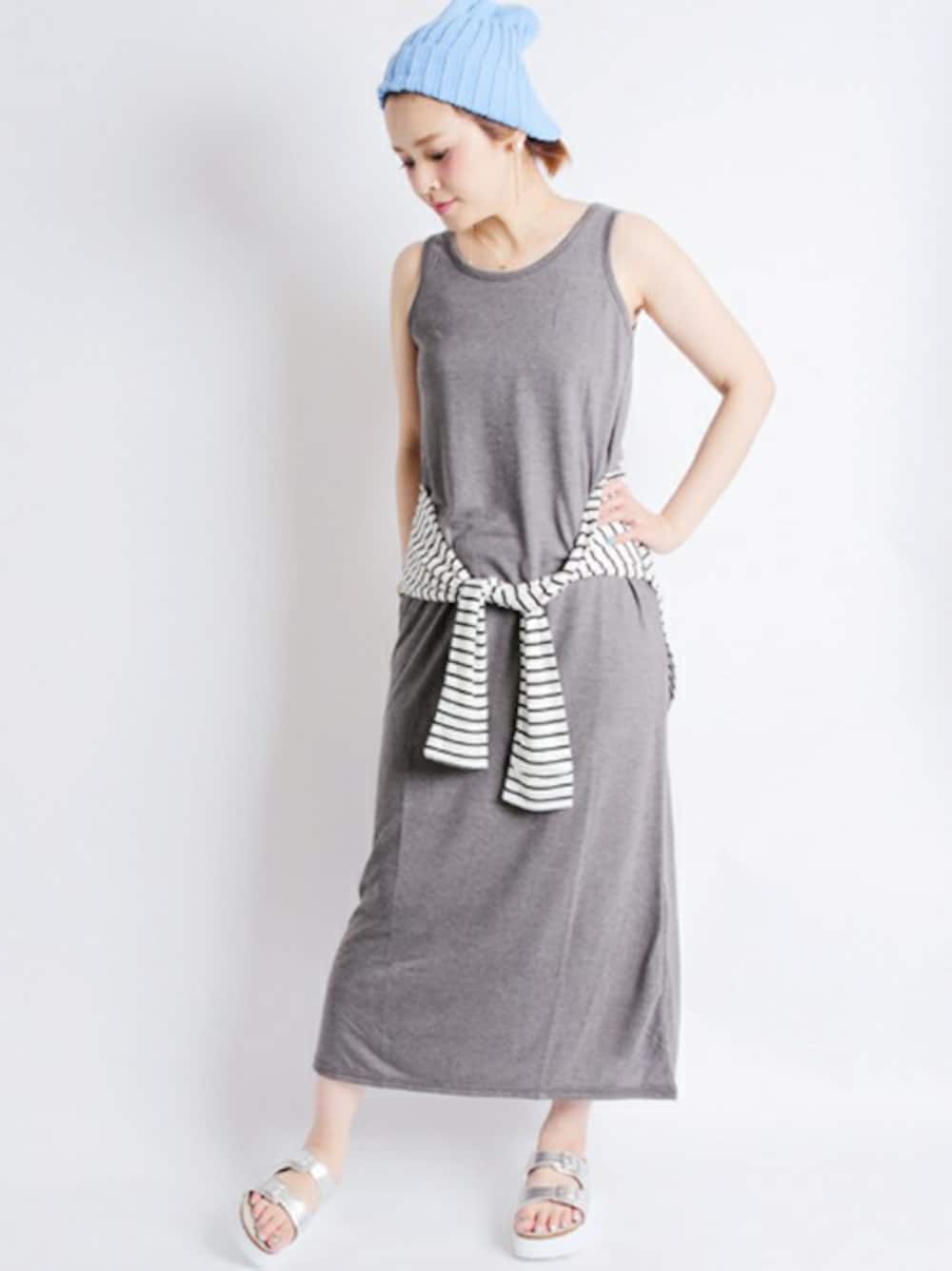 ブラック系のワンピース、グレー系のニットキャップ/ビーニーを着用したメンズの夏コーディネートの1枚目の写真