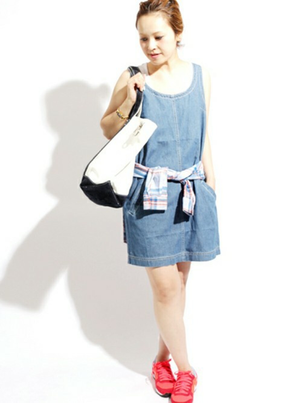 レッド系のスニーカー、ブルー系のトートバッグ、ブルー系のワンピースを着用したメンズの夏コーディネートの1枚目の写真