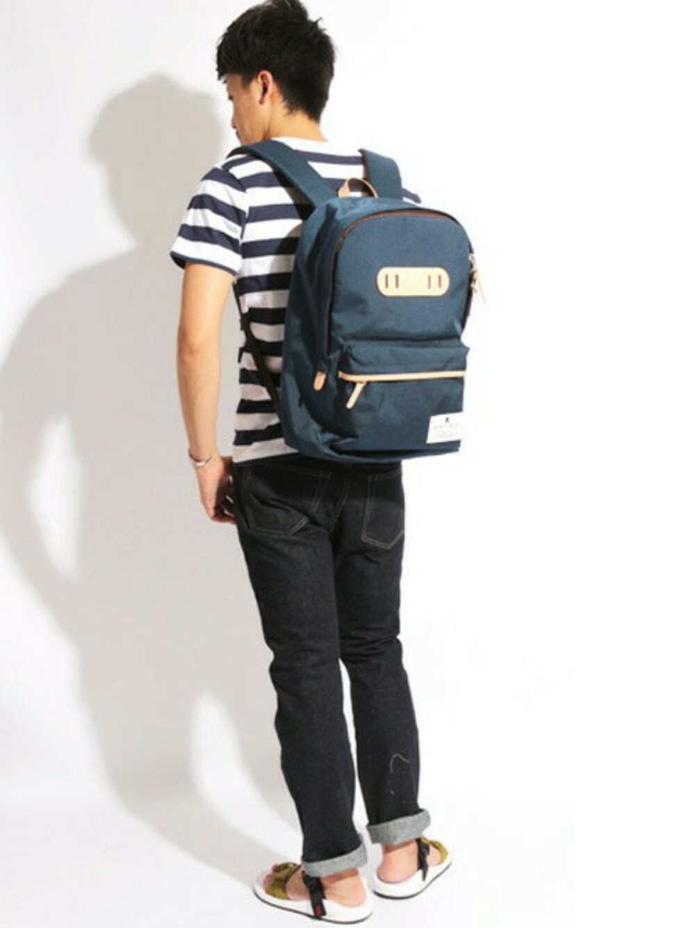 「Denime、リュック、大人カジュアル、デニムパンツ、サンダル、グラミチ、ボーダーTシャツ、バックスタイル、FRUIT OF THE LOOM、マキャベリック」｜「Denimeの【Made in Japan】SlimStraightXXtype2-OneWash/スリムストレートデニム（デニムパンツ、ブルー系）」を使った、DenimeWebStoreさん（メンズ・176cm）の夏コーディネートの1枚目の写真