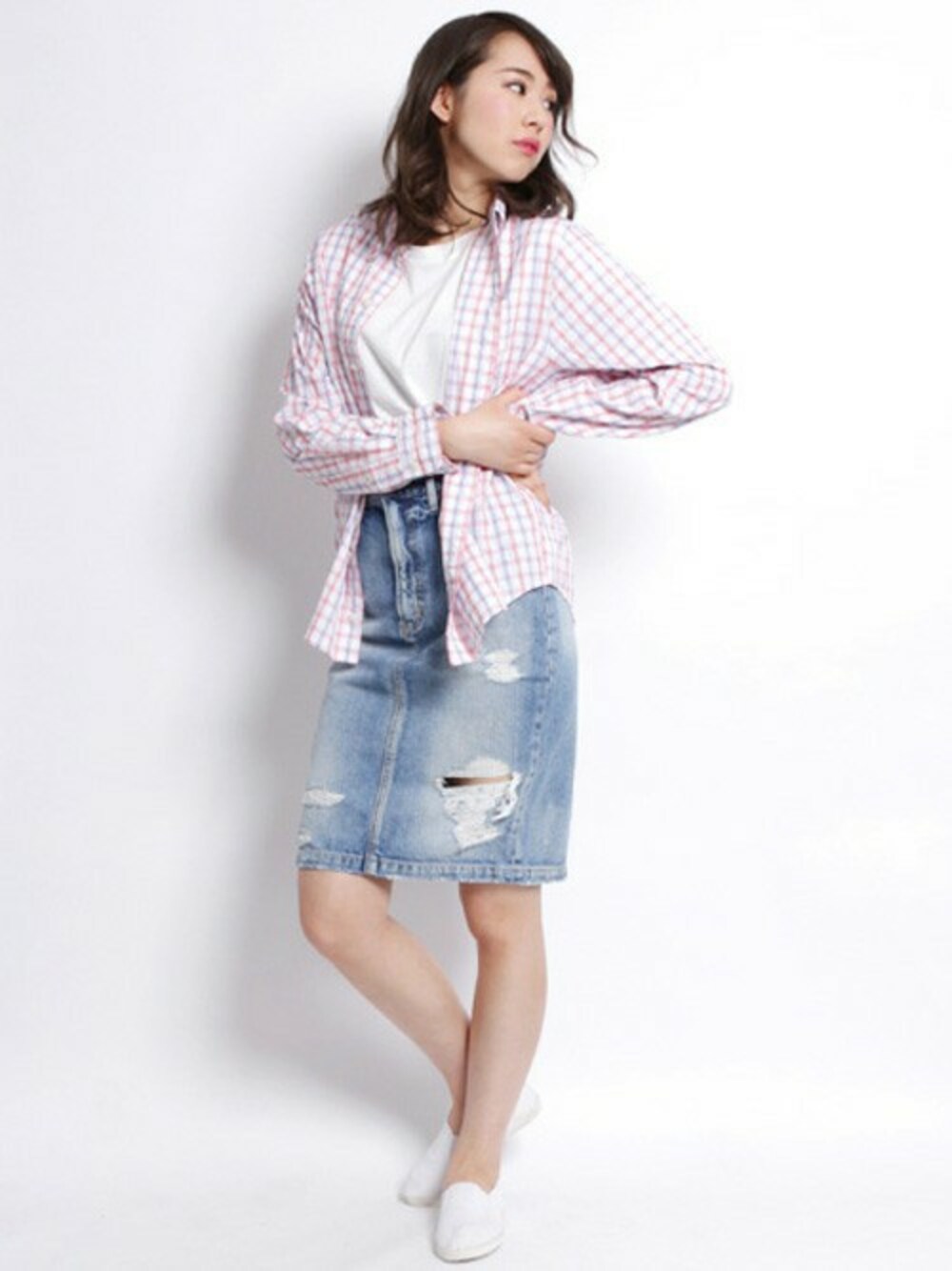 「スカート、Denime、Tシャツ、ひざ丈スカート、ラフ、シンプルコーデ、クラッシュデニム、ウエストイン、カジュアルコーデ、無地T」｜「DenimeのSIMPLE SS CUTSEW/シンプルショートスリーブＴシャツ（Tシャツ/カットソー、ホワイト系）」を使った、DenimeWebStoreさん（メンズ・163cm）の夏コーディネートの1枚目の写真