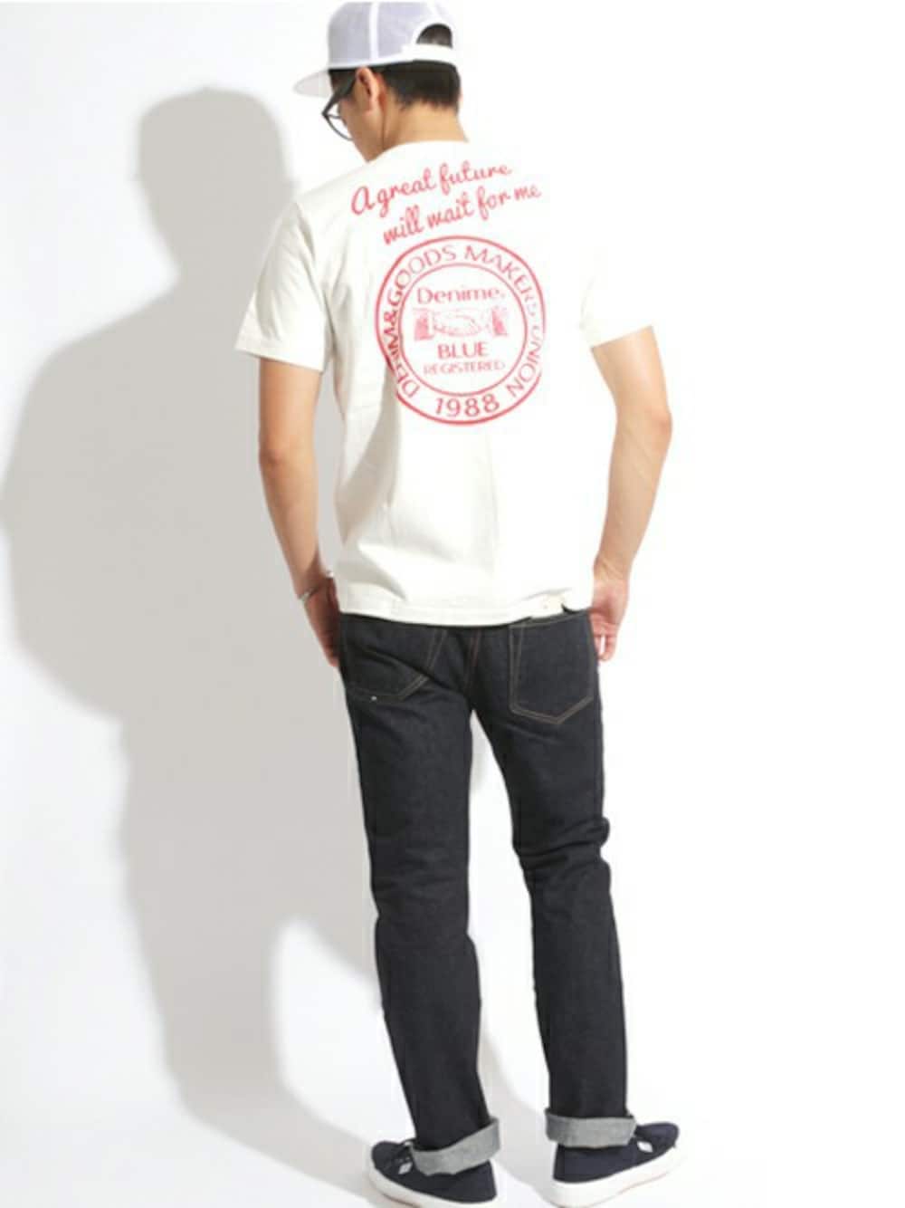 ブルー系のスニーカー、ブルー系のデニムパンツ、ホワイト系のTシャツ/カットソーを着用したメンズの夏コーディネートの1枚目の写真