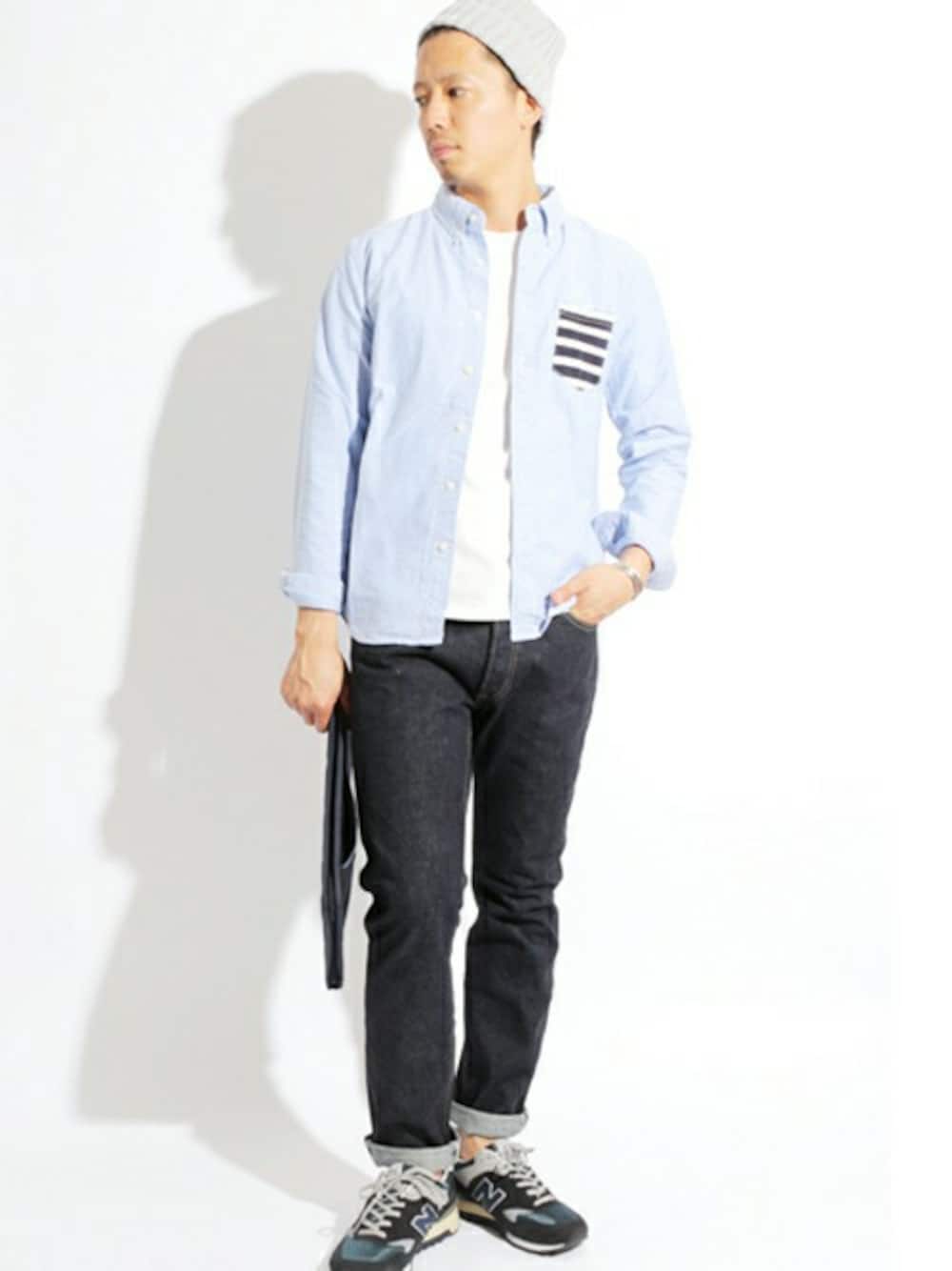 ブルー系のクラッチバッグ、ブルー系のスニーカー、ブルー系のデニムパンツを着用したメンズの夏コーディネートの1枚目の写真