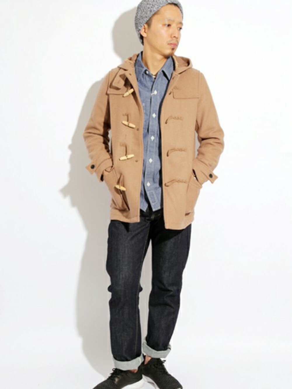 「デニム、Denime、NIKE、ニット帽、ダッフルコート、キャメル、ナイキ、新作、予約商品、秋コーデ」｜「DenimeのSELVEDGE SHAMBLAY SHIRTS/セルヴィッチシャンブレーシャツ（シャツ/ブラウス、ブルー系）」を使った、DenimeWebStoreさん（メンズ・176cm）の秋コーディネートの1枚目の写真