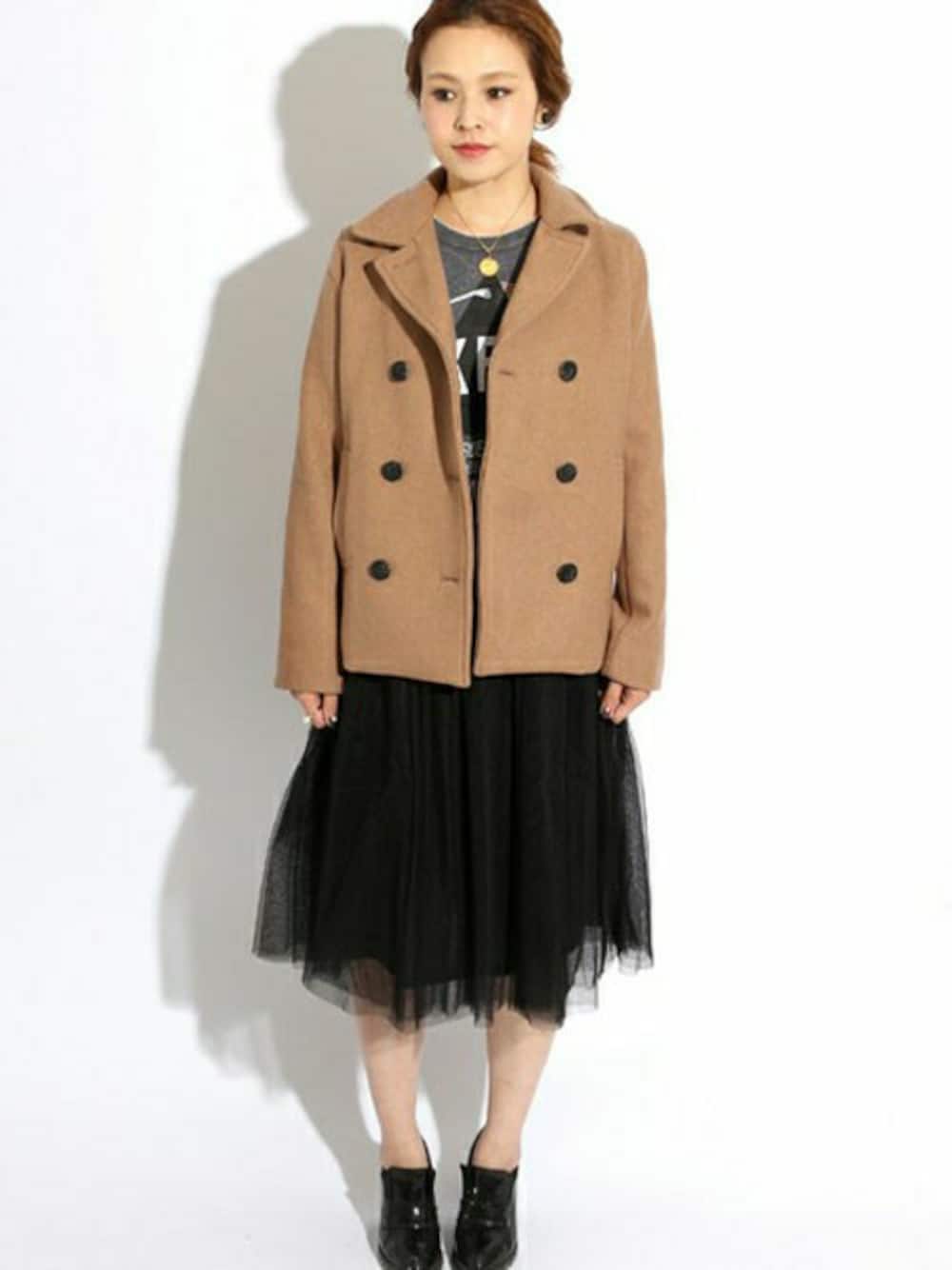 ブラック系のTシャツ/カットソー、ブラック系のスカート、ベージュ系のピーコートを着用したレディースの秋コーディネートの1枚目の写真