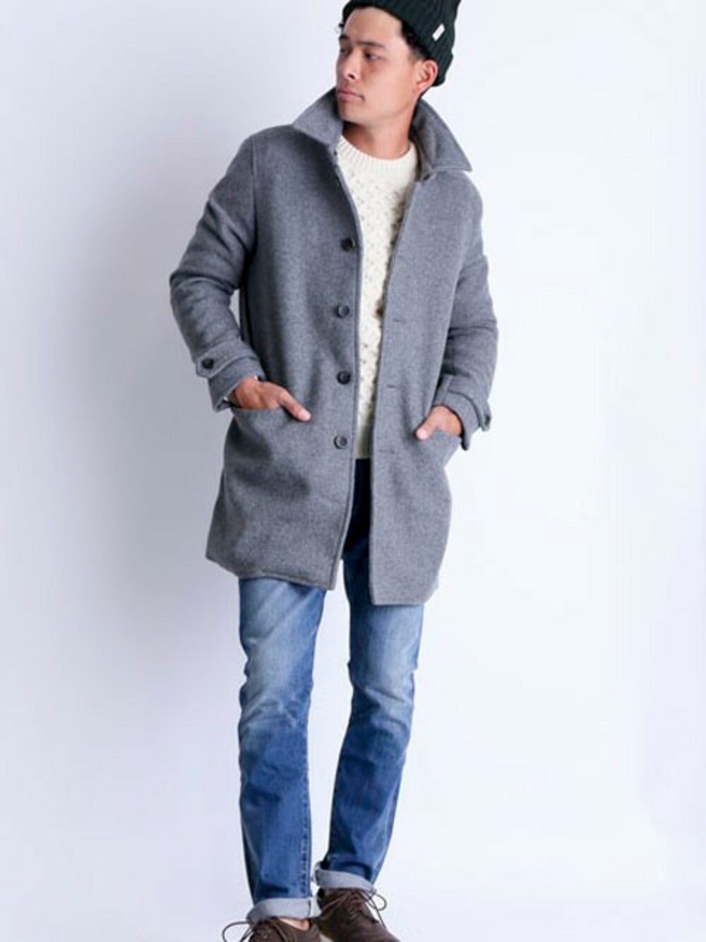 「ニット、カジュアル、シンプル、Denime、ニット帽、ステンカラーコート、デニムパンツ、白ニット、加工デニム、シンプルコーデ」｜「Denimeのカルゼステンカラーコート（ステンカラーコート、グレー系）」を使った、DenimeWebStoreさん（メンズ・173cm）の秋コーディネートの1枚目の写真