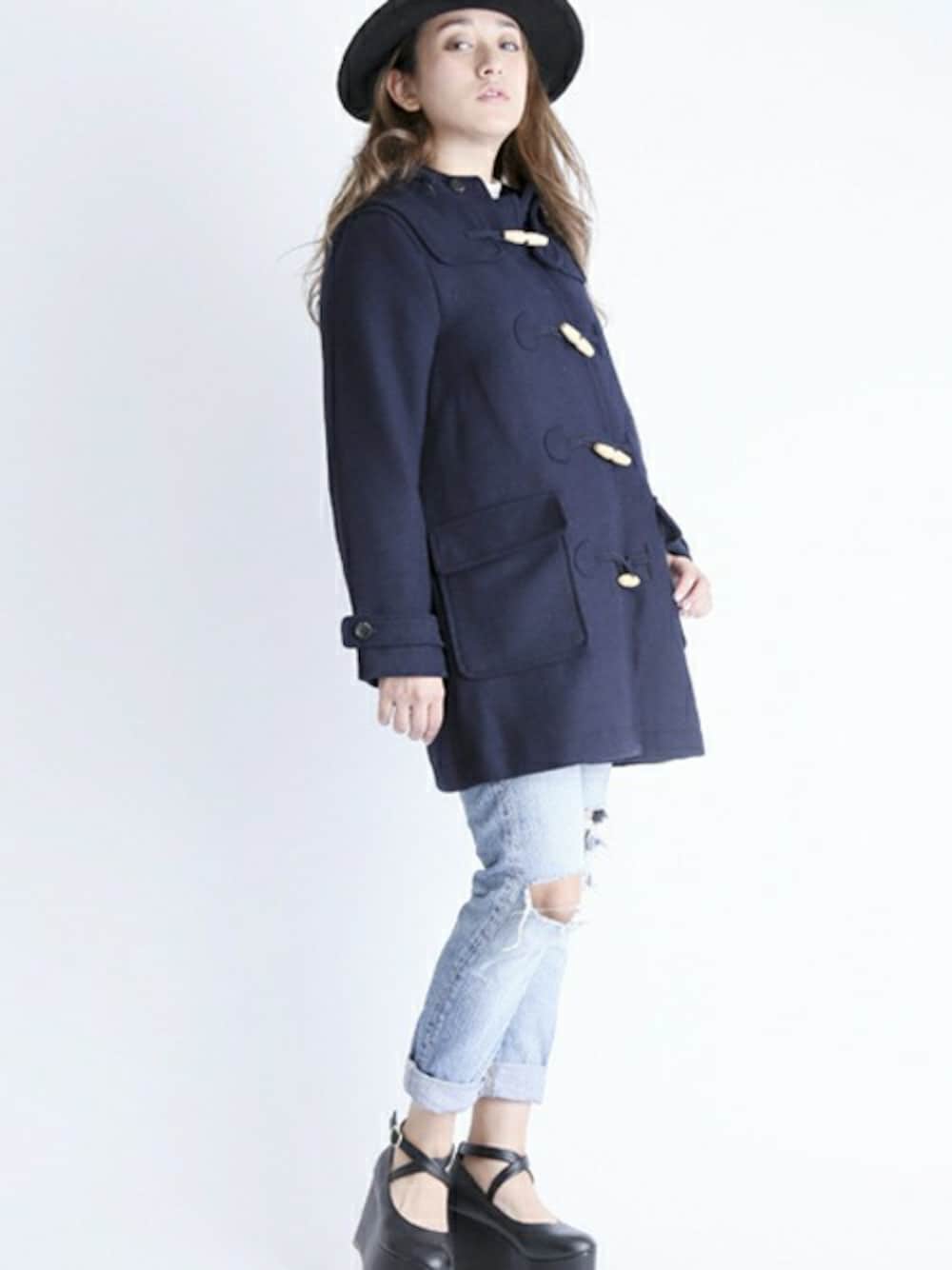 ブルー系のデニムパンツ、ブルー系のダッフルコートを着用したレディースの秋コーディネートの1枚目の写真