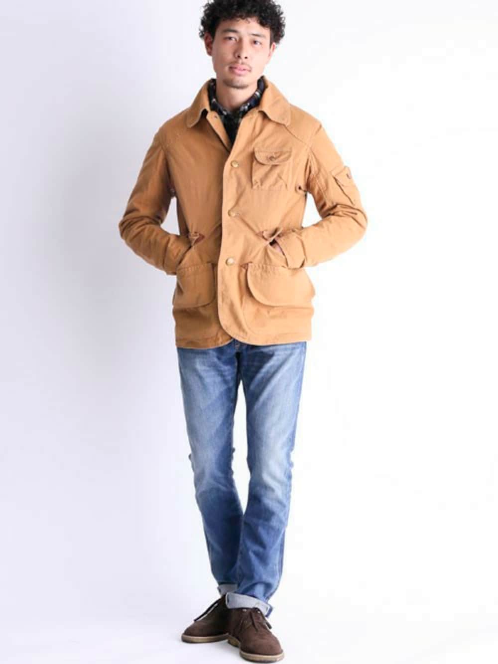 ブルー系のデニムパンツ、ブルー系のシャツ/ブラウス、ブラウン系のカバーオールを着用したメンズの冬コーディネートの1枚目の写真