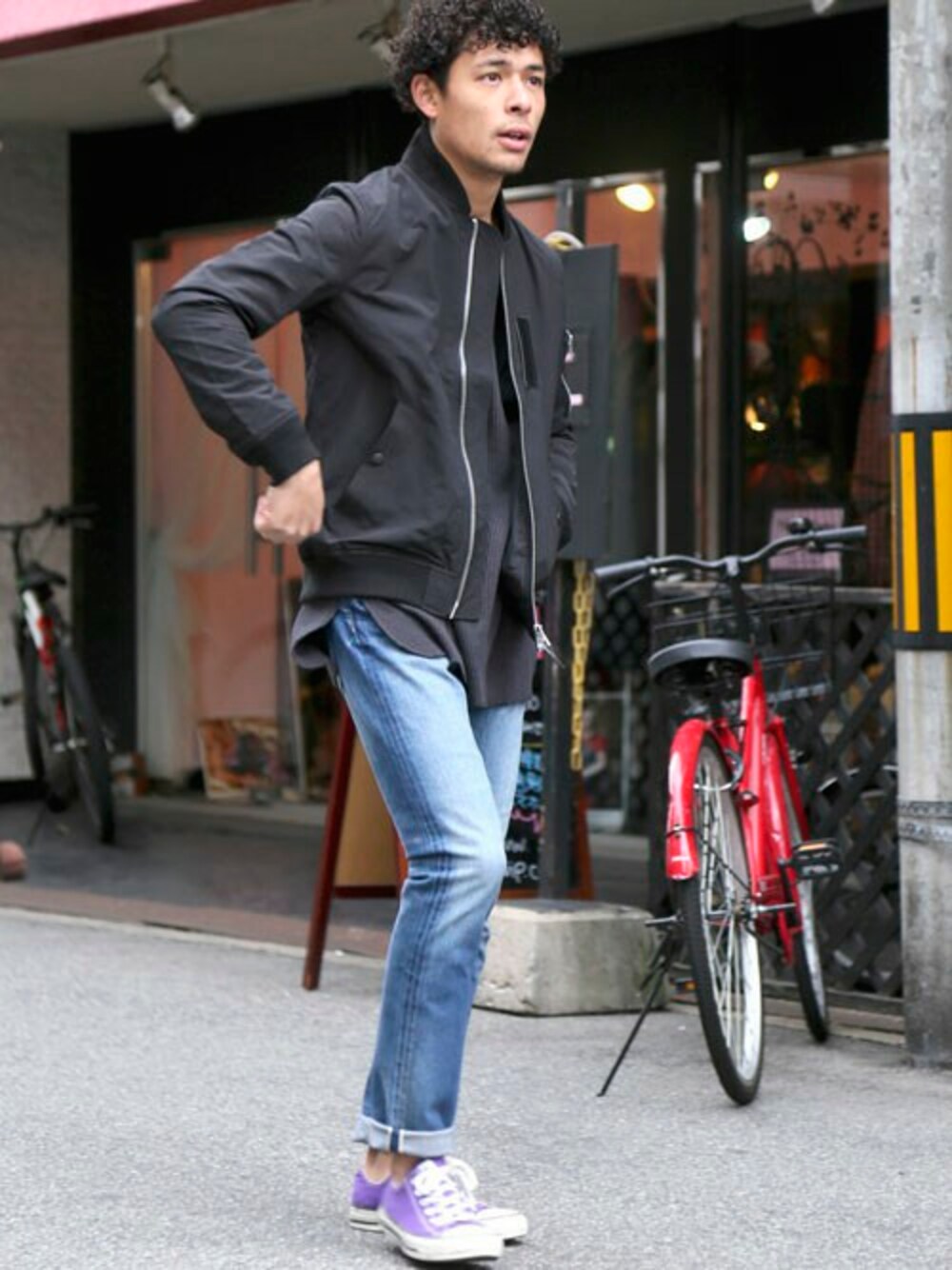 ブラック系のTシャツ/カットソー、ブルー系のデニムパンツ、ブラック系のMA-1を着用したメンズの冬コーディネートの1枚目の写真