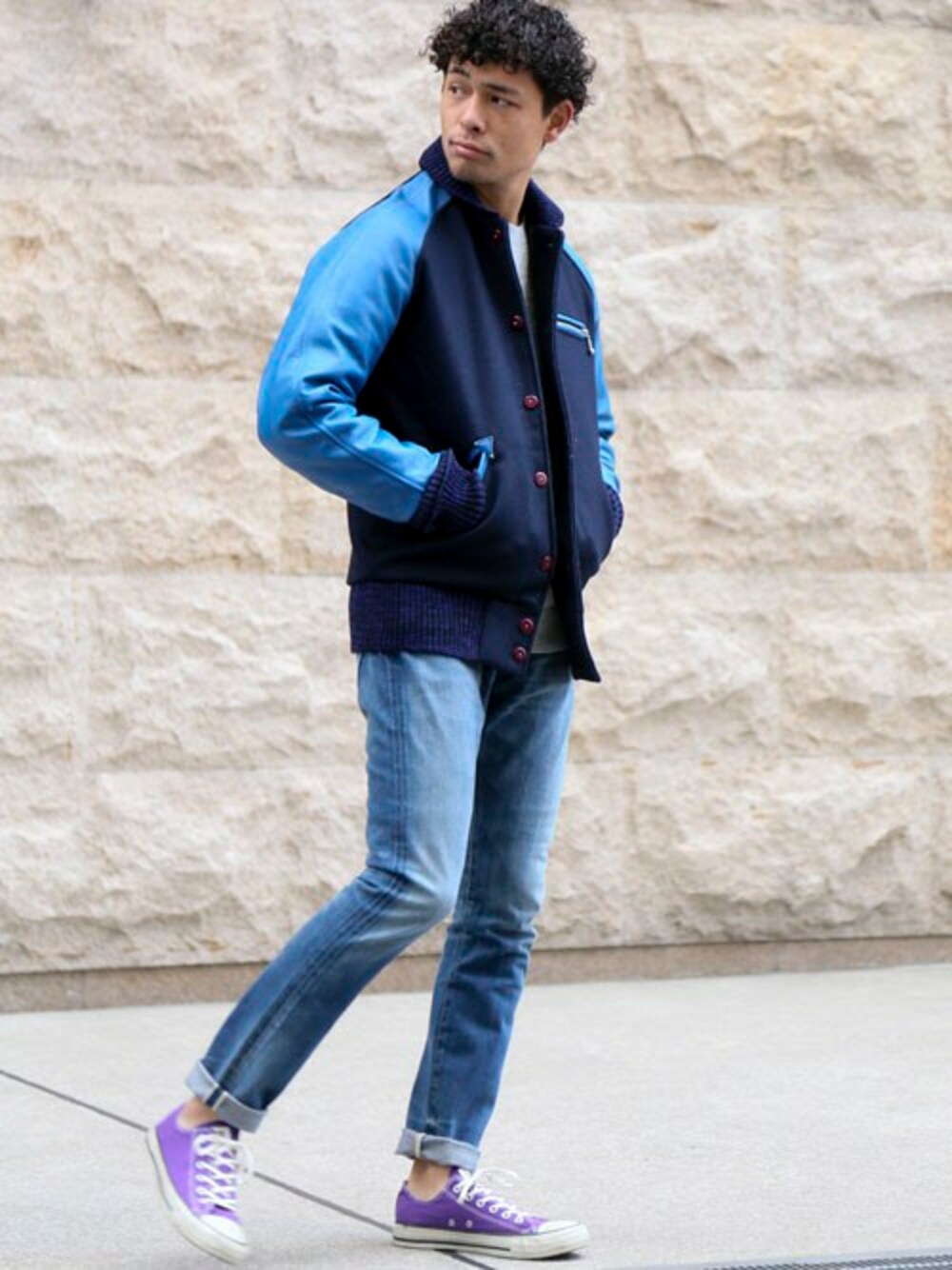 「デニム、シンプル、Denime、スキニー、冬コーデ、ロールアップ、スキニーデニム、winter、秋冬コーデ、ネイビー身につけ隊」｜「SKOOKUMの【SKOOKUM×Denime】SKOOKUM AWARD JKT（スタジャン、ブルー系）」を使った、DenimeWebStoreさん（メンズ・175cm）の冬コーディネートの1枚目の写真