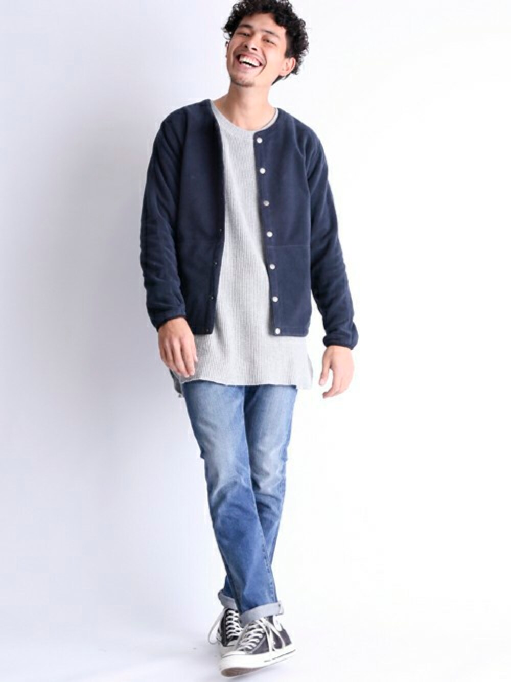 ブルー系のデニムパンツ、グレー系のTシャツ/カットソー、ブルー系のカーディガン/ボレロを着用したメンズの冬コーディネートの1枚目の写真