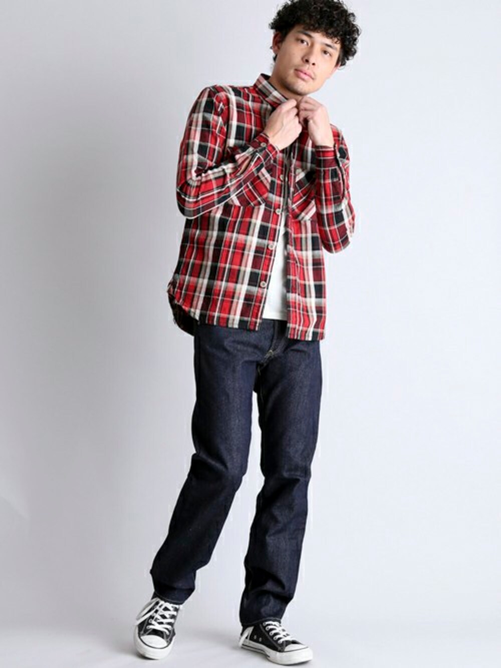 ブルー系のデニムパンツ、レッド系のシャツ/ブラウスを着用したメンズの冬コーディネートの1枚目の写真