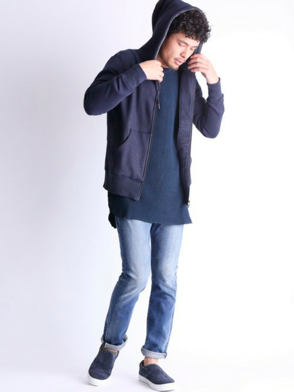 ブルー系のデニムパンツ、ブルー系のTシャツ/カットソー、ブルー系のパーカーを着用したメンズの冬コーディネートの1枚目の写真