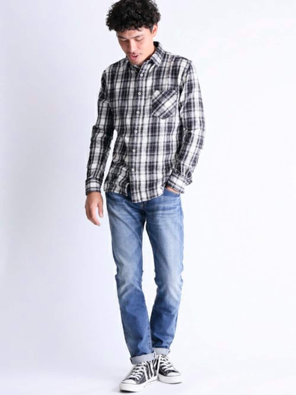 ブラック系のシャツ/ブラウス、ブルー系のデニムパンツを着用したメンズの冬コーディネートの1枚目の写真