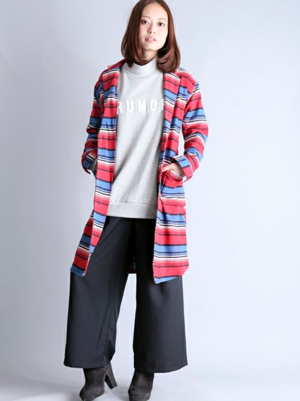 「スウェット、Denime、ハイネック、黒、ガウン、ワイドパンツ、きれいめカジュアル、チェックワンピース、ゆるコーデ、オトナカジュアル」｜「Denimeのワイドパンツ（その他パンツ、ブラック系）」を使った、DenimeWebStoreさん（レディース・162cm）の冬コーディネートの1枚目の写真