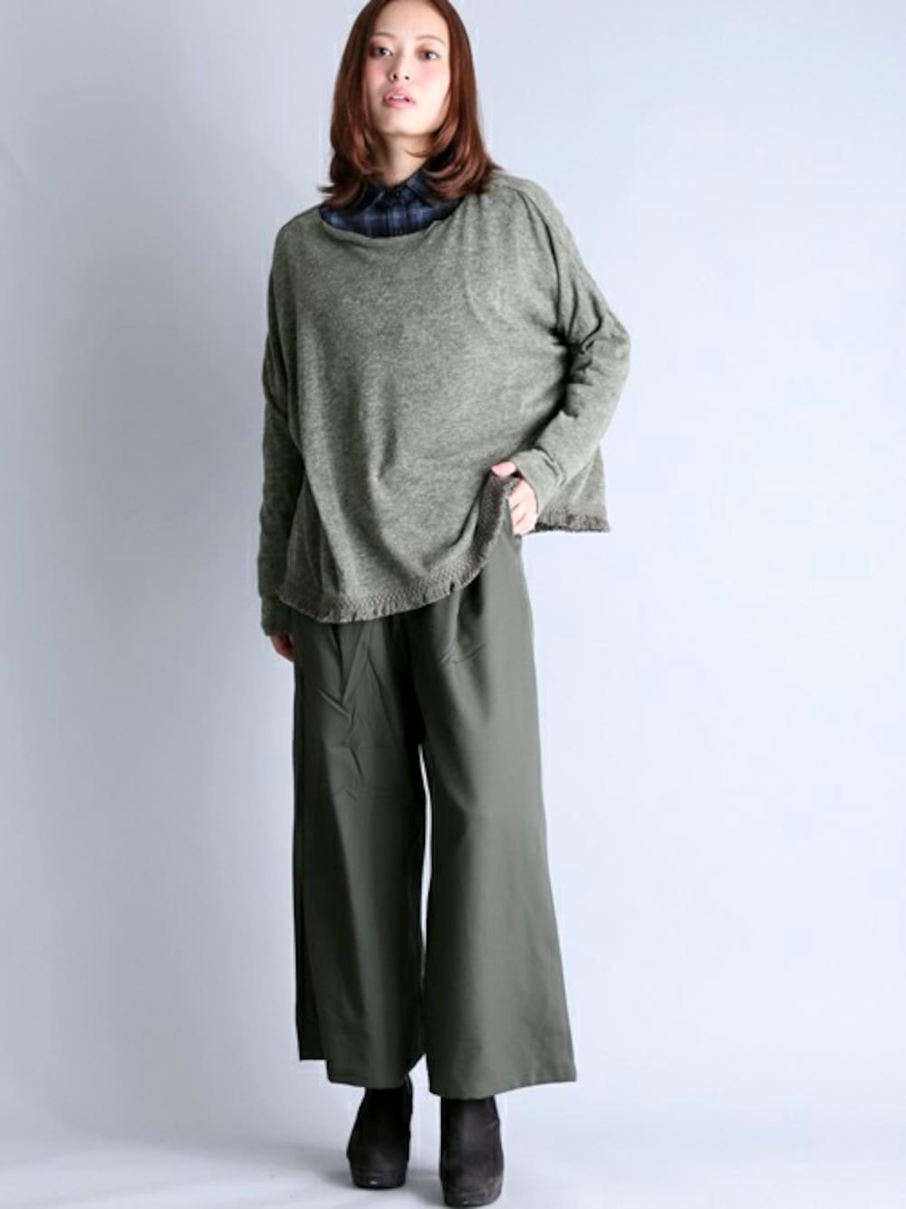 「Denime、ネルシャツ、フリンジ、カーキ、ワイドパンツ、オリーブ、ニット×シャツ、きれいめカジュアル、シンプルコーデ、オトナカジュアル」｜「Denimeのワイドパンツ（その他パンツ、グリーン系）」を使った、DenimeWebStoreさん（レディース・162cm）の冬コーディネートの1枚目の写真