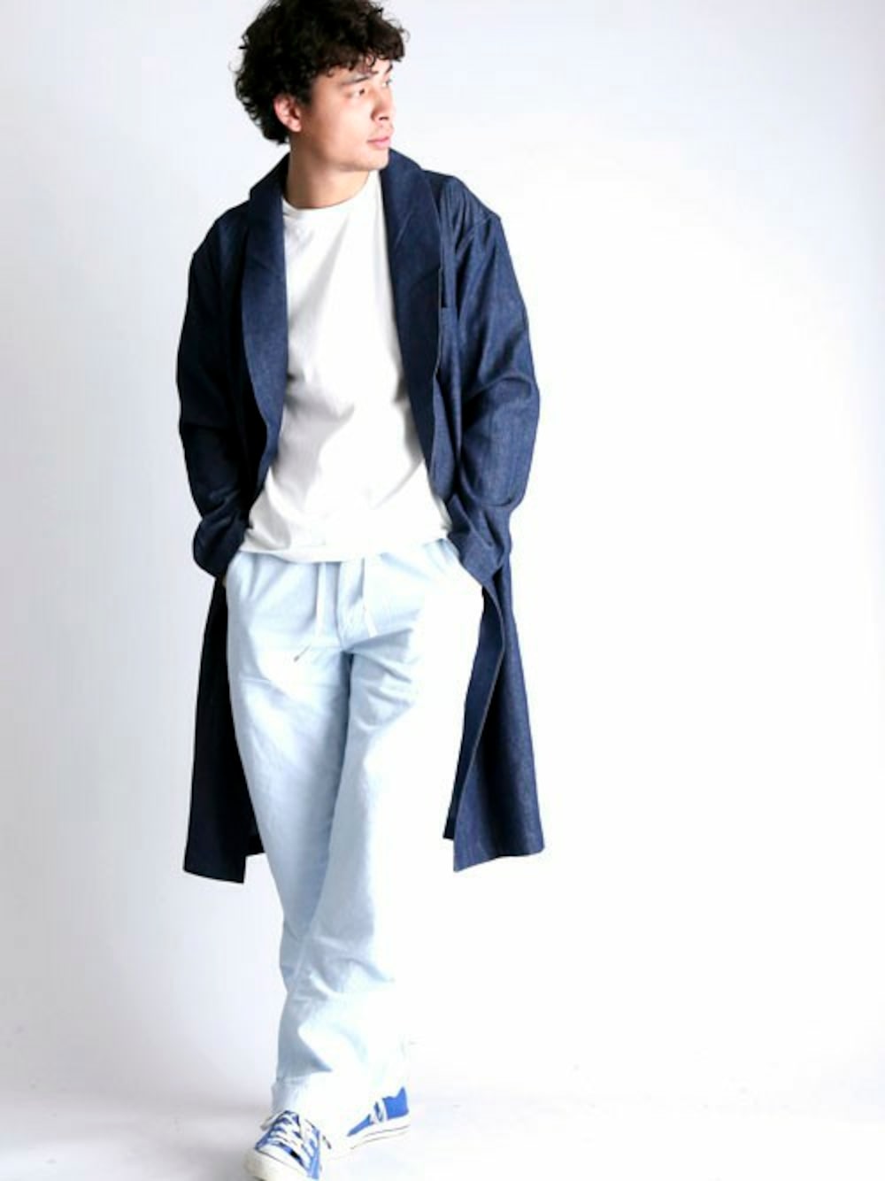 ホワイト系のTシャツ/カットソー、ブルー系のステンカラーコート、ブルー系のその他パンツを着用したメンズの冬コーディネートの1枚目の写真