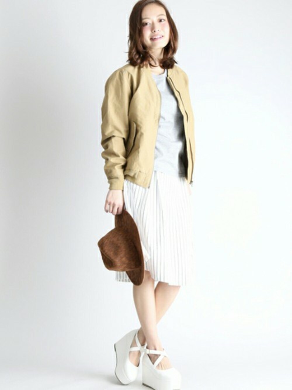 「シンプル、Denime、MA-1、ベージュ、ハット、大人カジュアル、プチプラ、ootd、ゆるコーデ、タックスカート」｜「Denimeのサーモンナカオレハット（ハット、ブラウン系）」を使った、DenimeWebStoreさん（レディース・162cm）の冬コーディネートの1枚目の写真