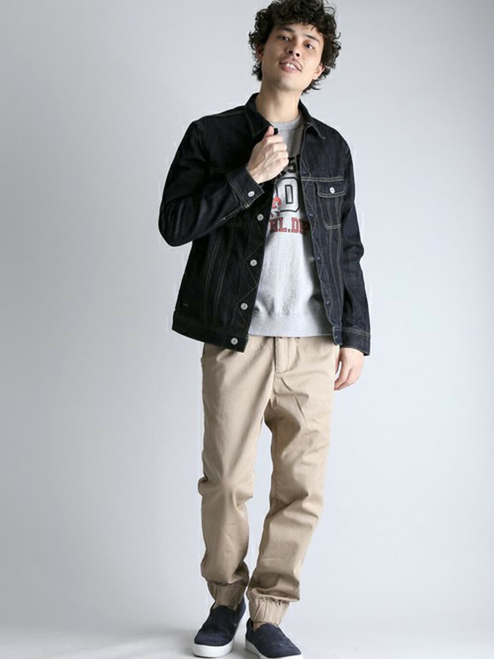 ベージュ系のその他パンツ、ブルー系のデニムジャケット、グレー系のTシャツ/カットソーを着用したメンズの春コーディネートの1枚目の写真