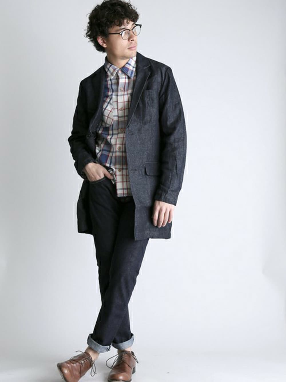 ブラック系のチェスターコート、その他のシャツ/ブラウス、ブルー系のデニムパンツを着用したメンズの春コーディネートの1枚目の写真