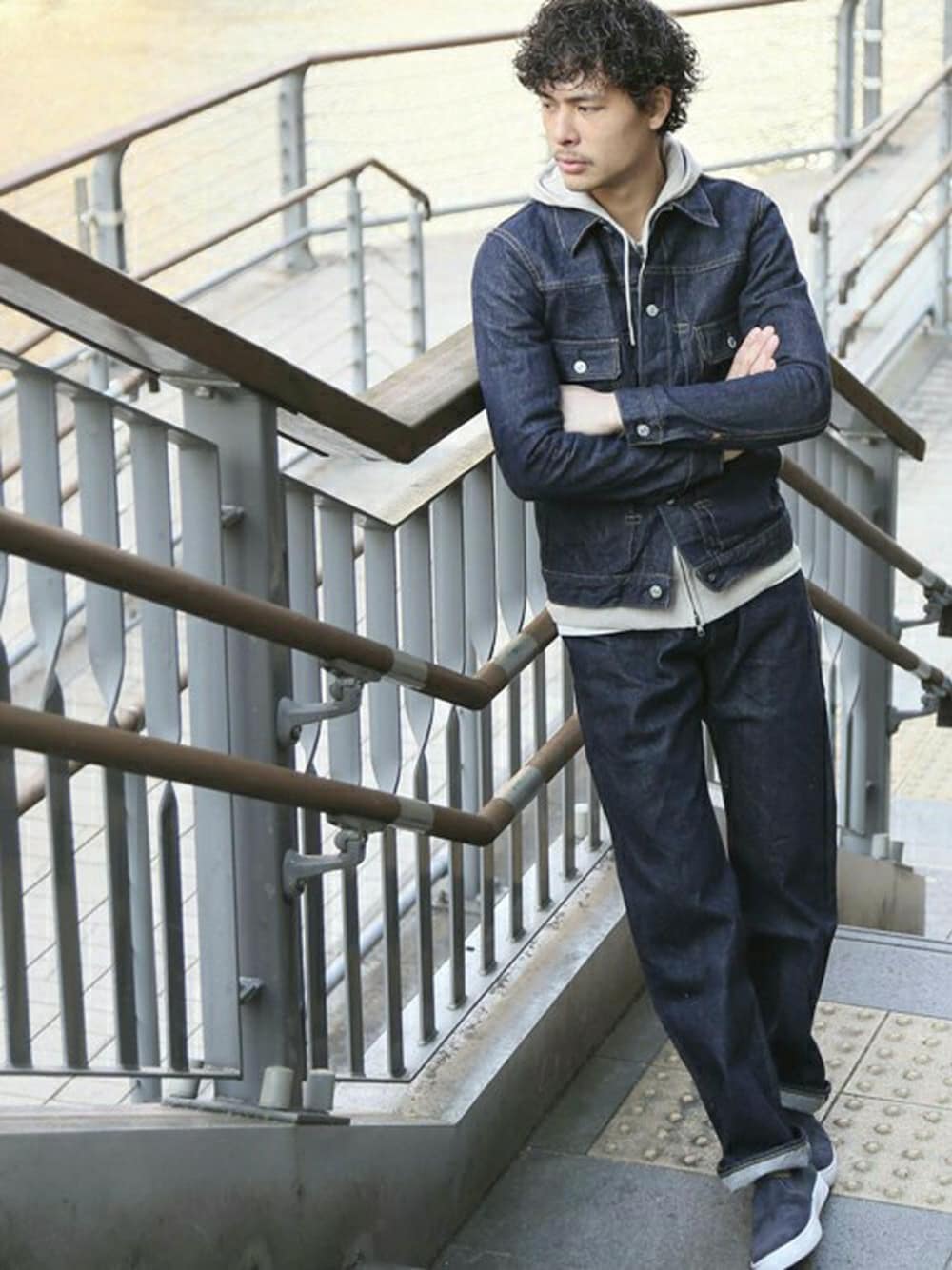 ベージュ系のカーディガン/ボレロ、ブルー系のデニムジャケット、ブルー系のデニムパンツを着用したメンズの春コーディネートの1枚目の写真